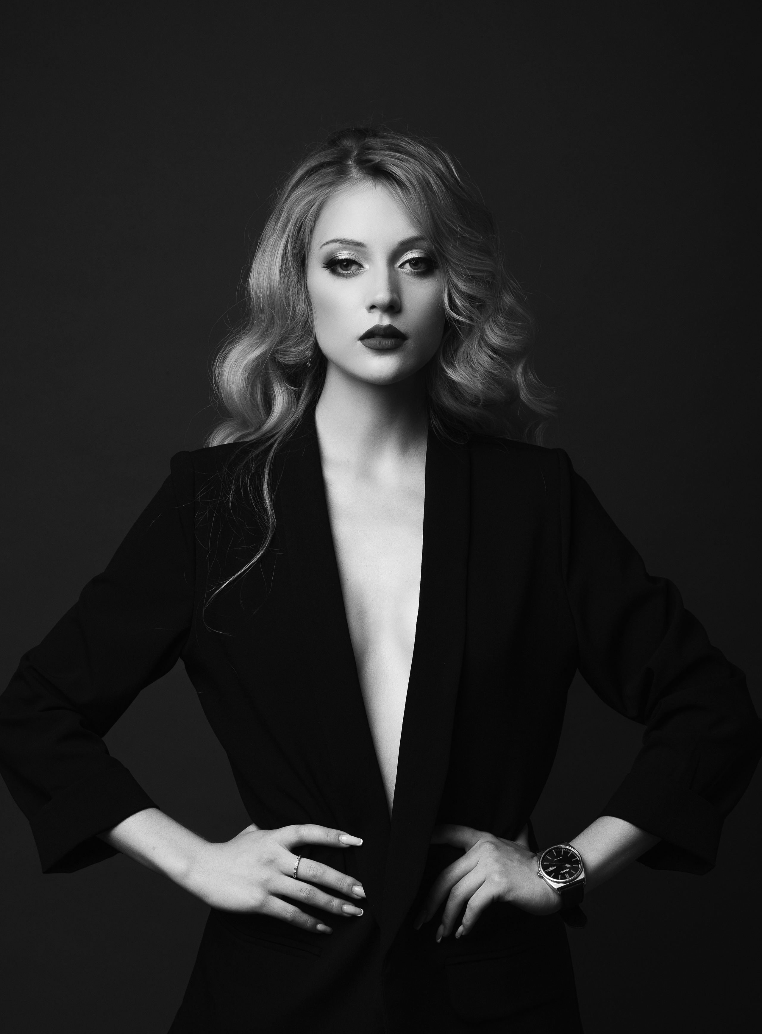 фотосессия в студии красный фон стиль костюм каблуки блондинка чб