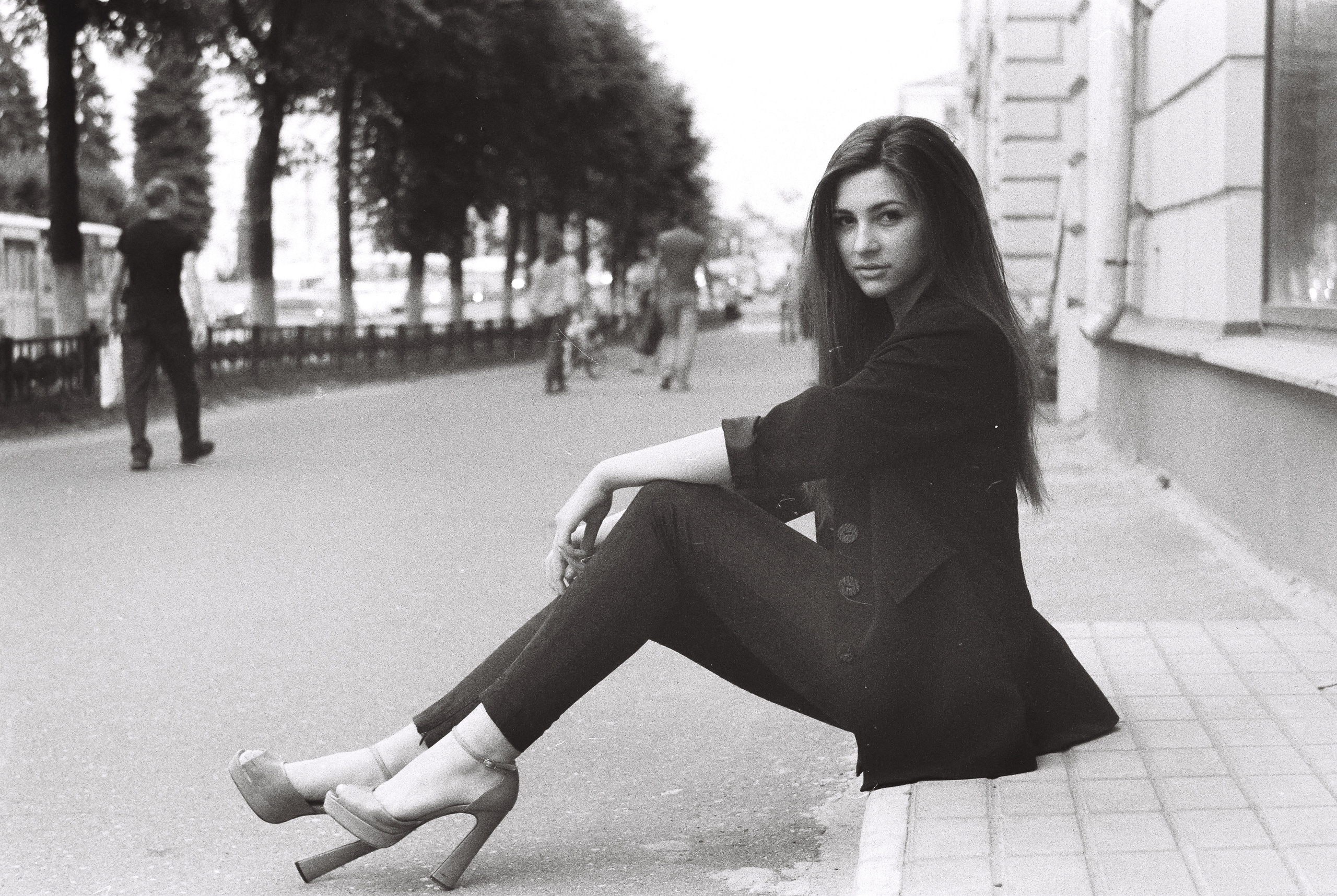 девушка сидит на асфальте на пленку