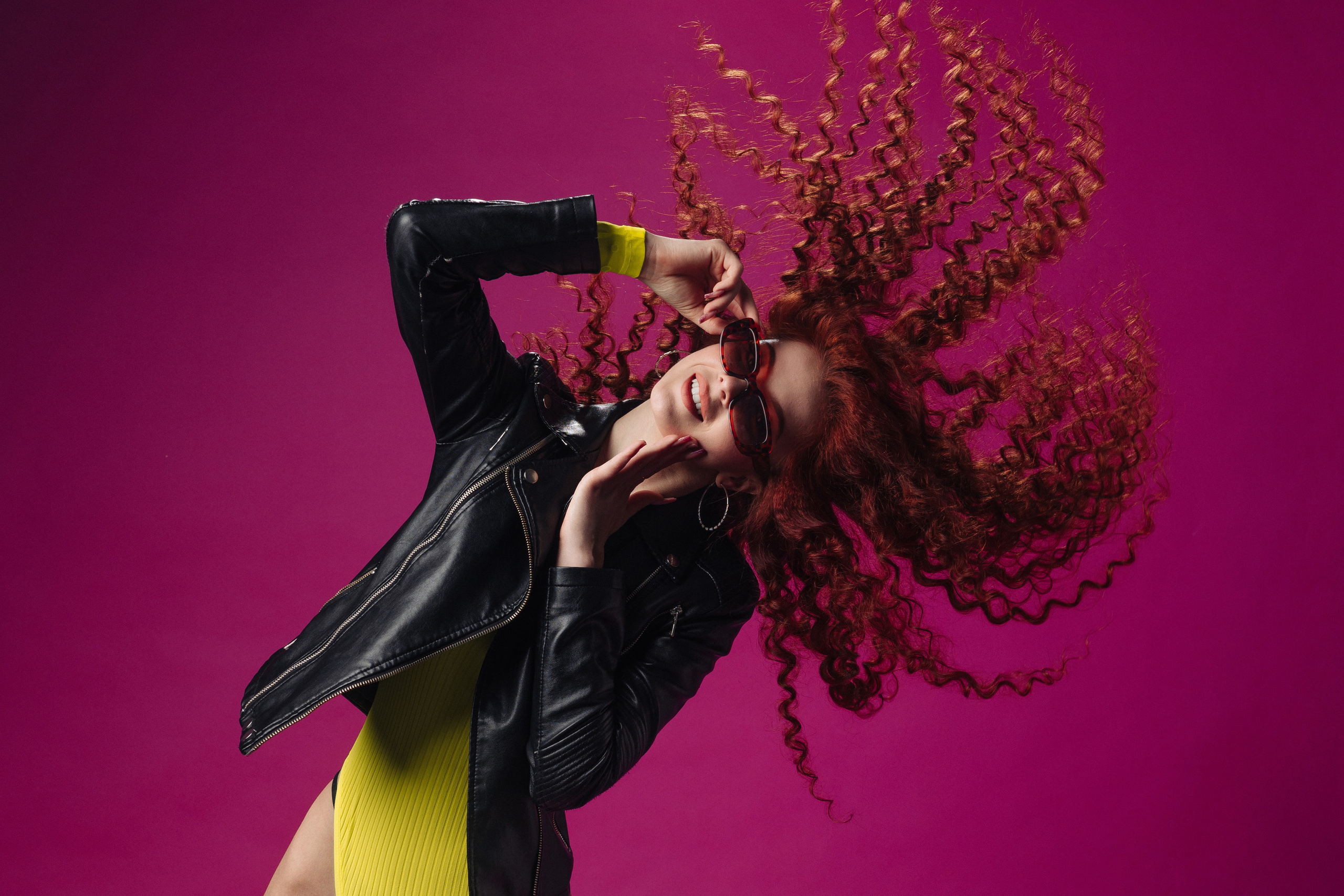 фотосессия яркая розовый фон рыжая девушка желтый цвет