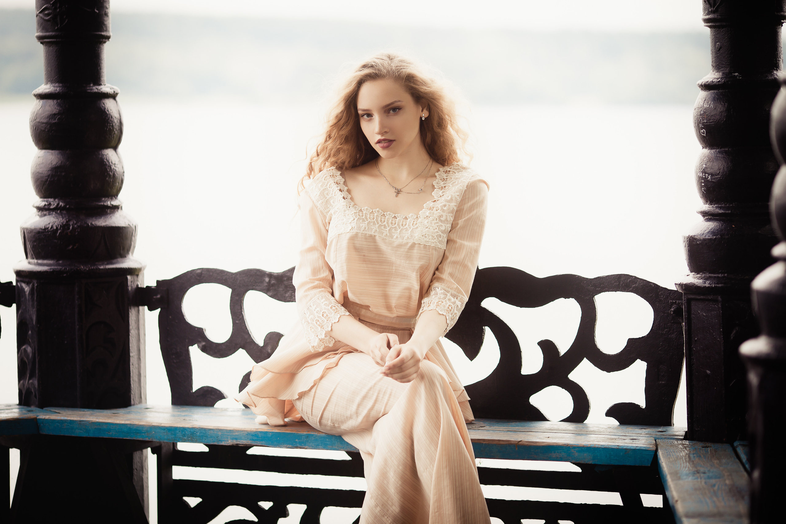 фотосессия на набережной беседка длинное светлое платье