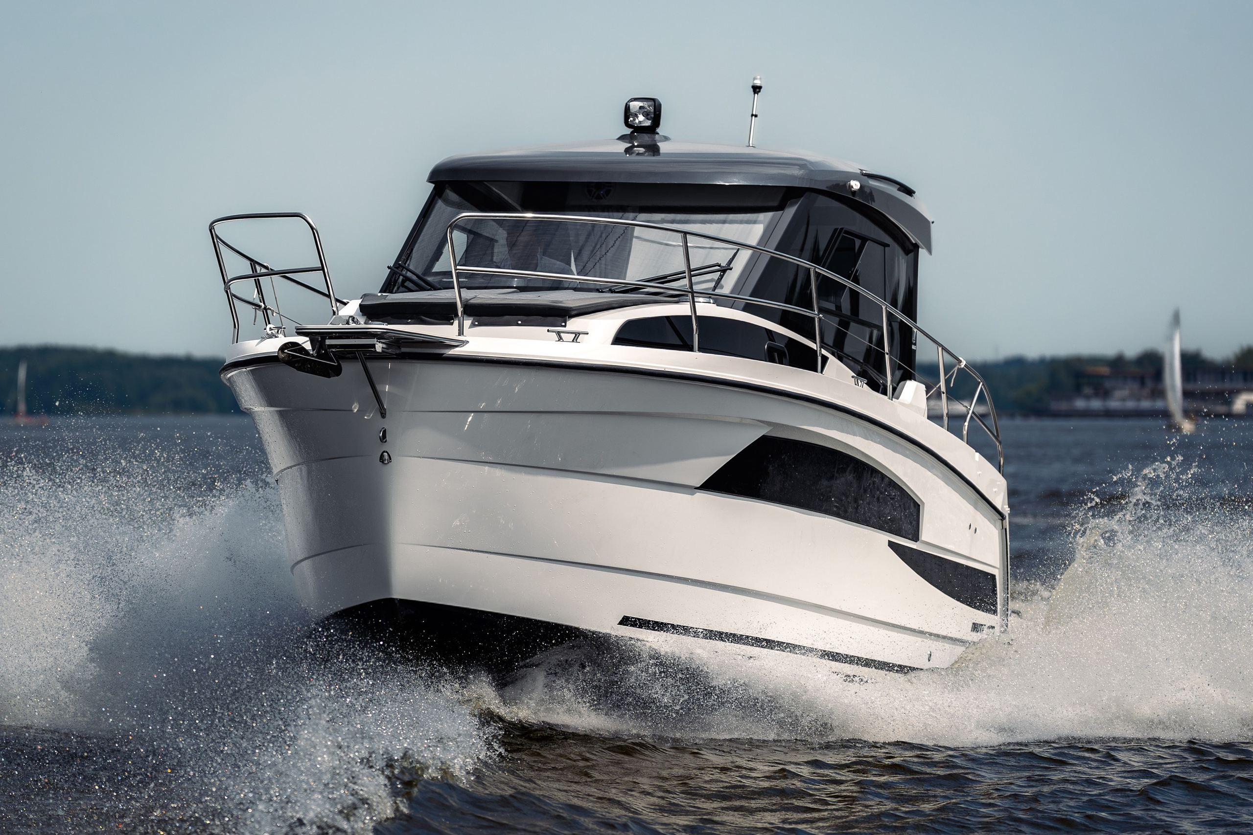 Катер Nautic 880 в движении, фотосъёмка переднего ракурса, рубки и ходовой волны