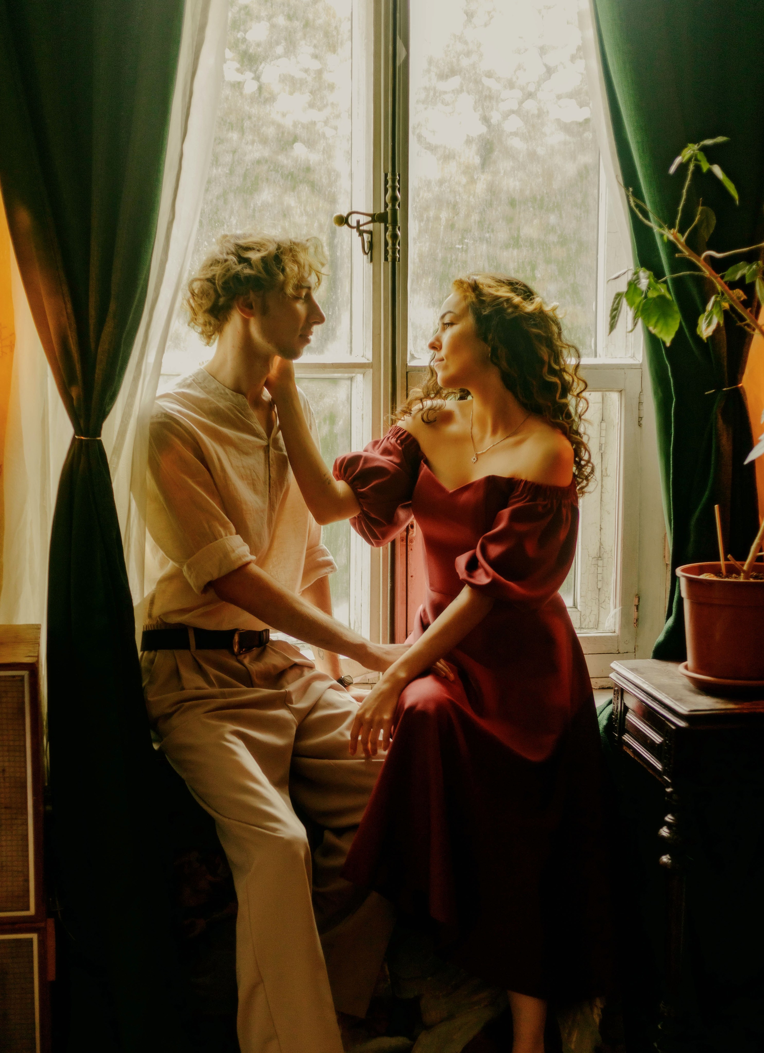 Студийная love story в винтажном интерьере СПб, романтическая фотосессия для пары.