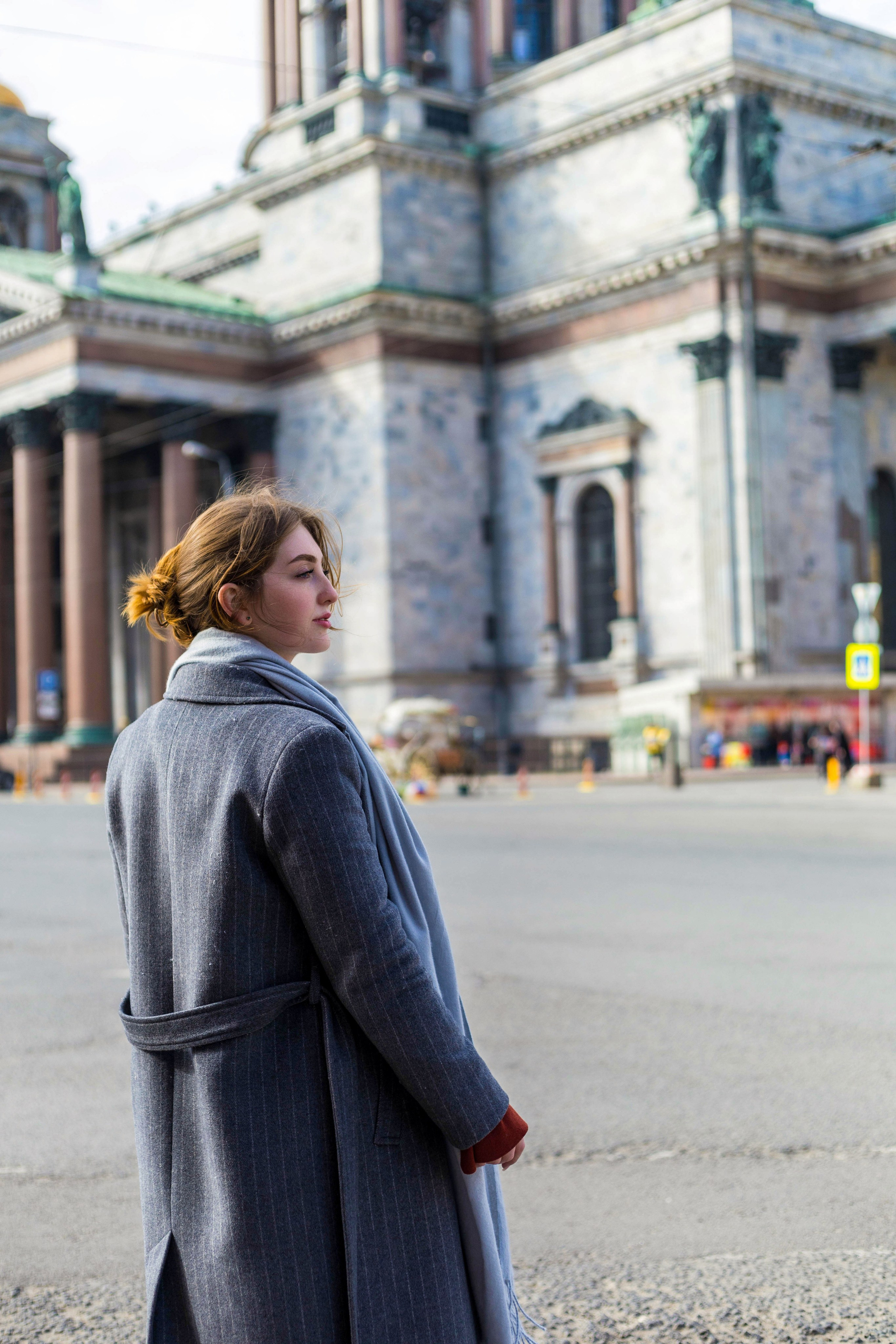 Прогулочная фотосессия с девушкой  в центре Санкт-Петербурга
