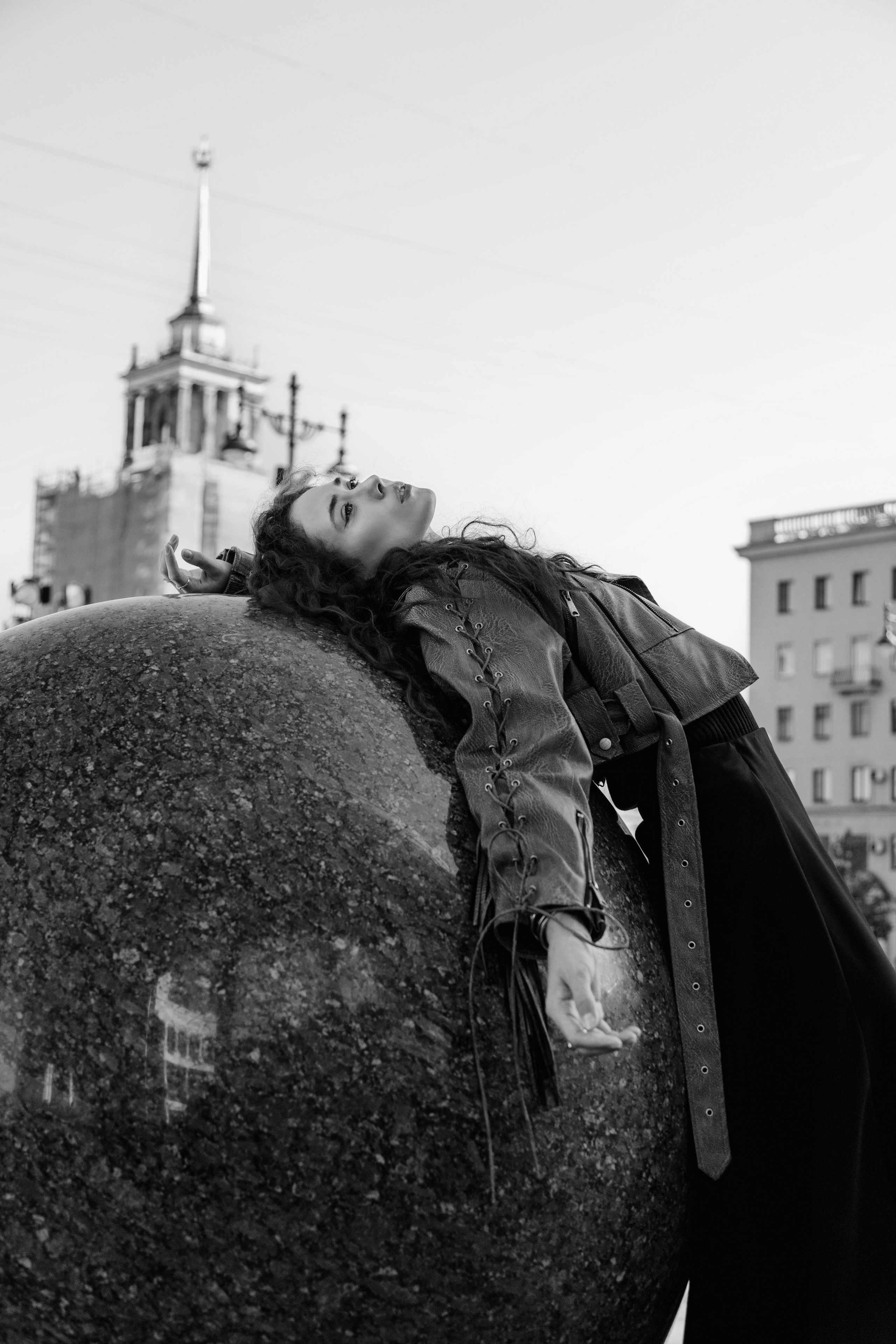 Чёрно-белый стрит-портрет девушки, уличная фотосессия в Питере.