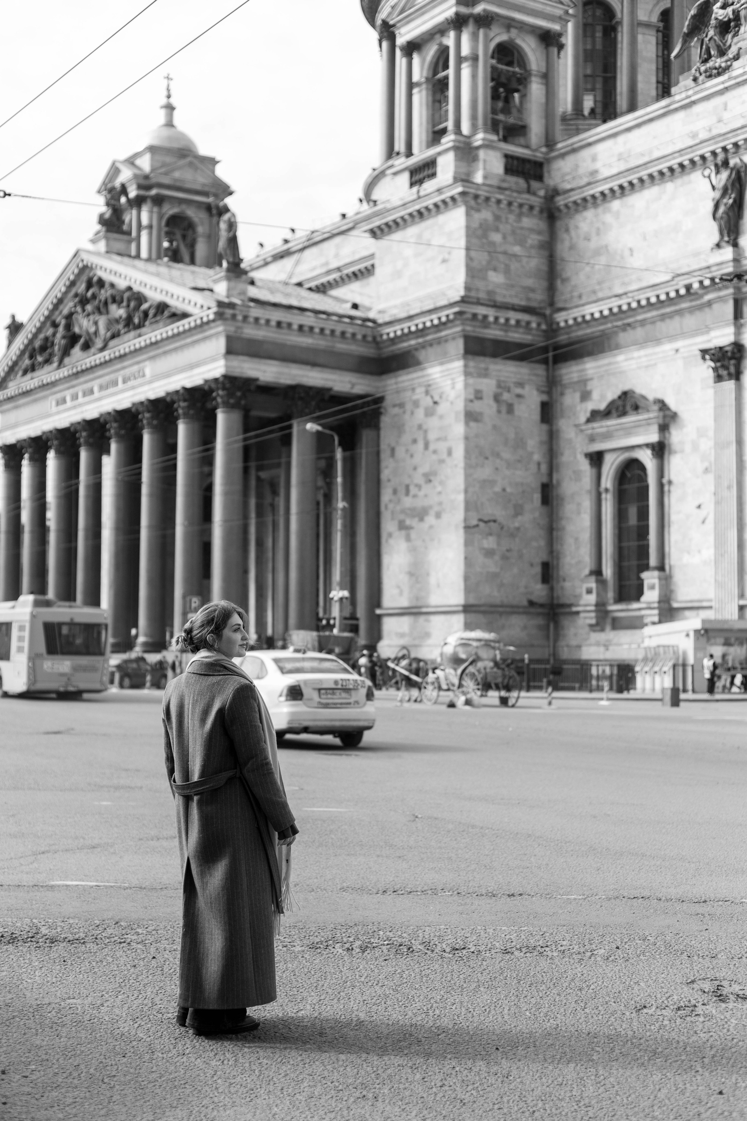 Фотосессия на фоне Исаакиевского собора: съемка девушки у монументальных колонн и золотого купола.