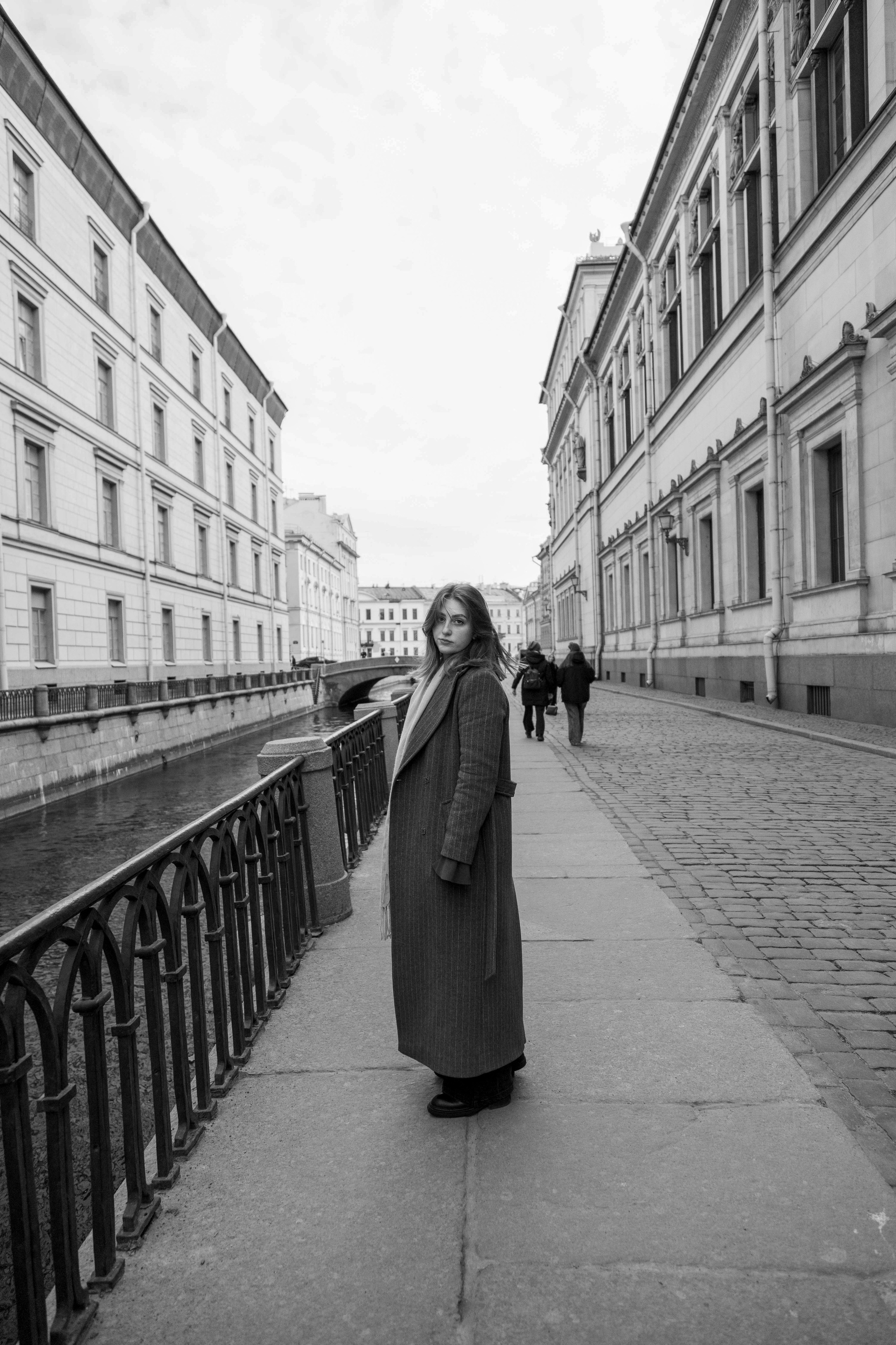Прогулочная фотосессия для девушки  в узких переулках Петербурга 