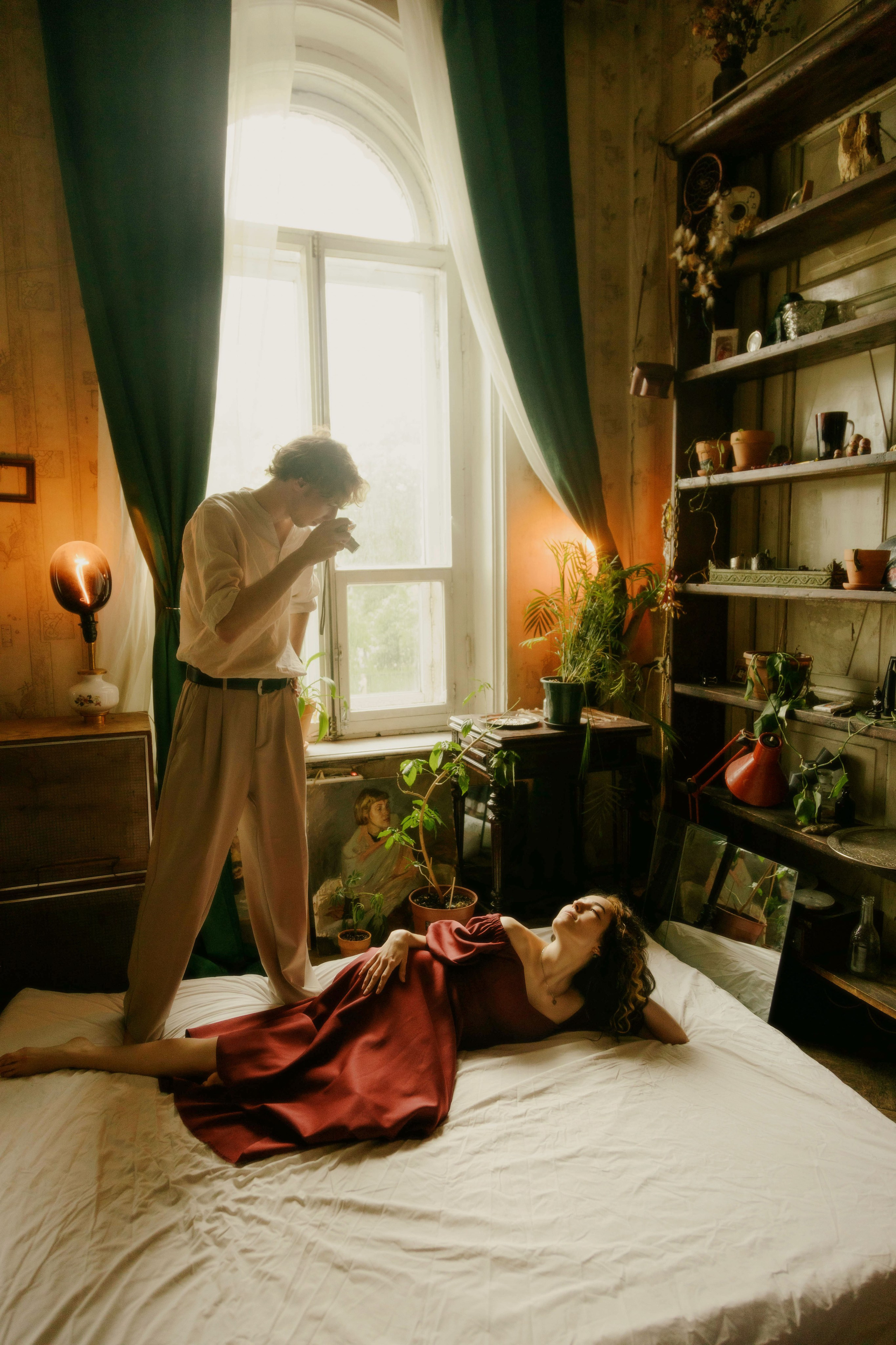 Парная фотосессия в студии СПб, парень фотографирует девушку на плёночный фотоаппарат.
