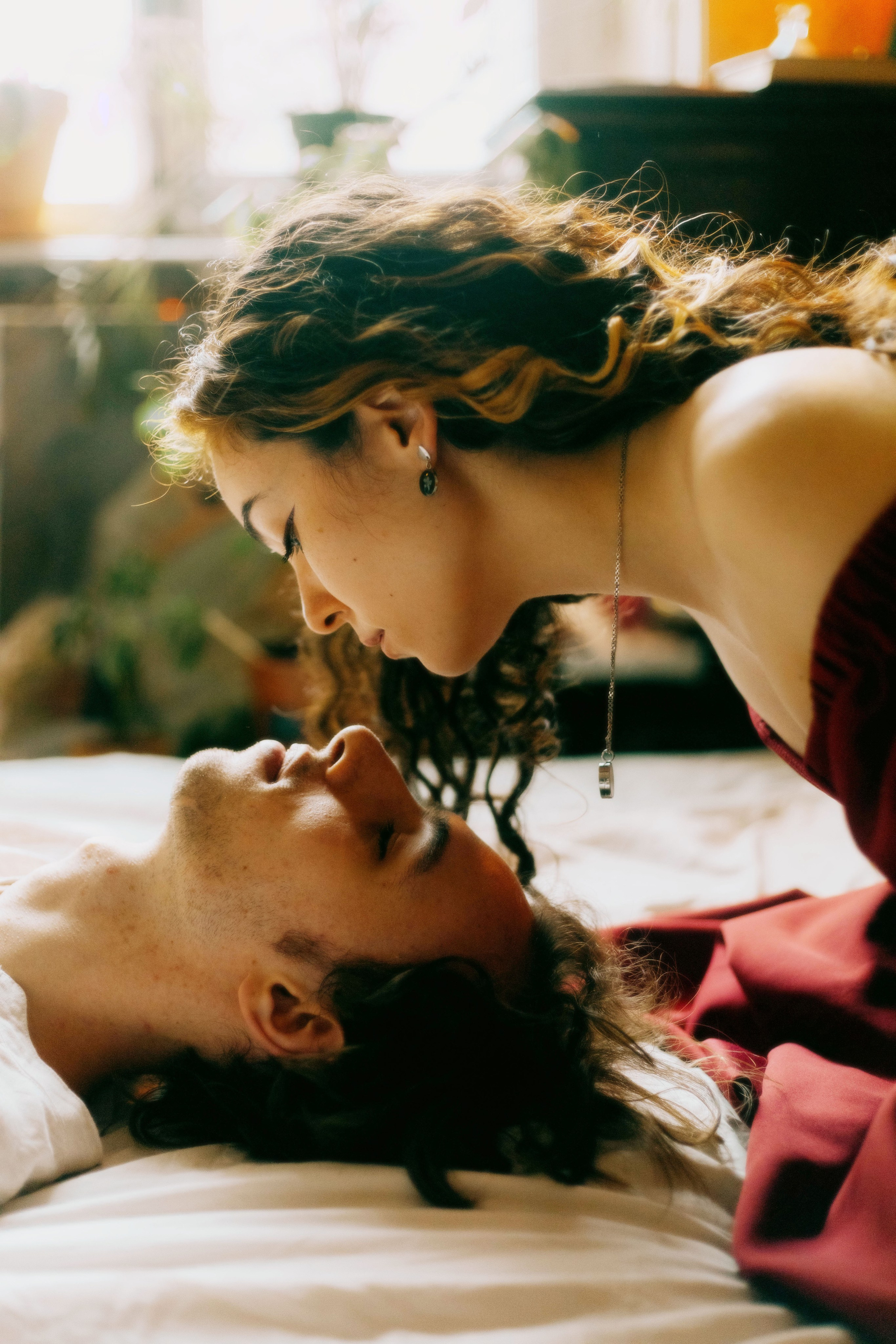 Love story в  винтажной студии Санкт-Петербурга, нежный поцелуй в кадре