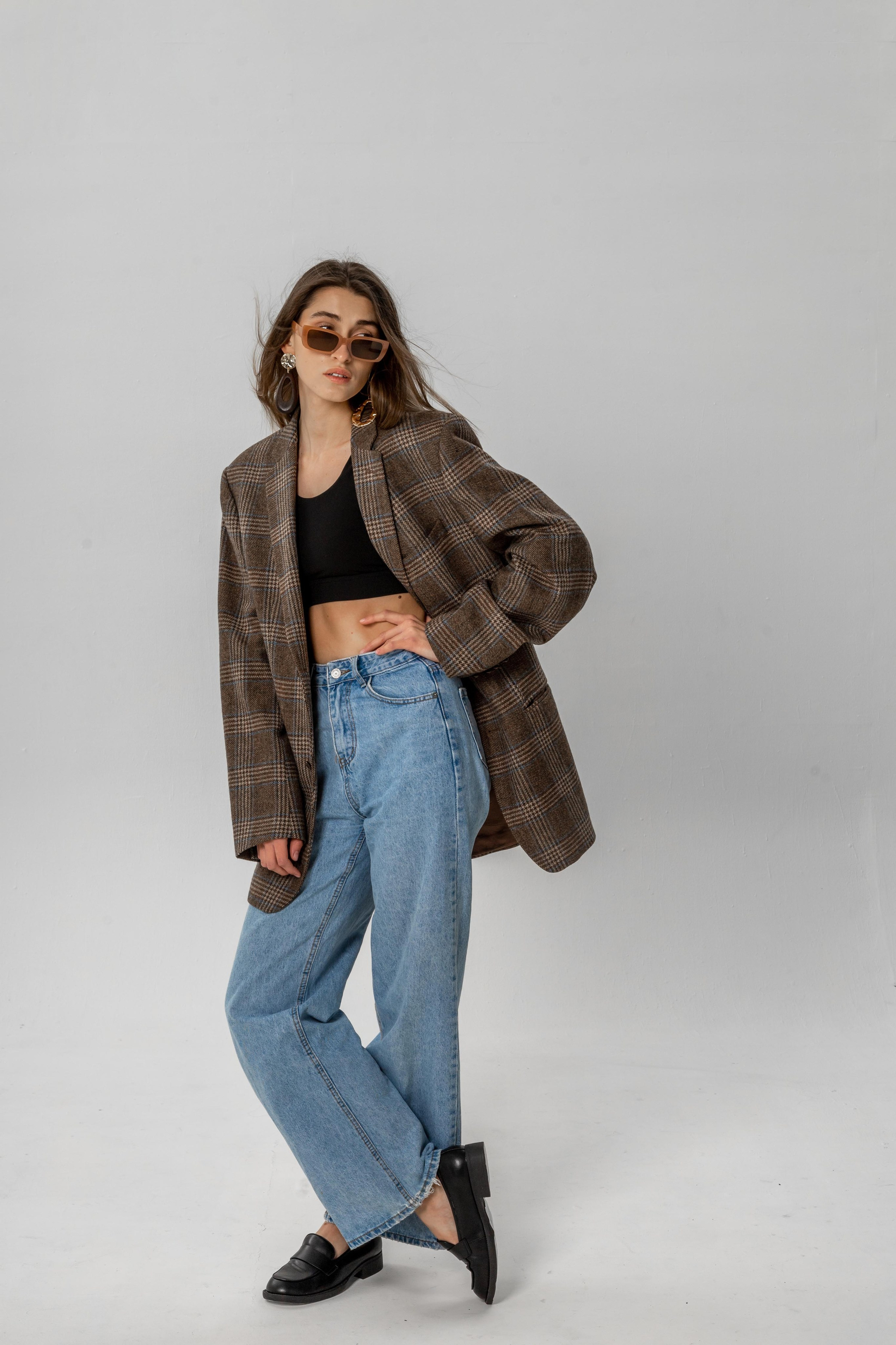 Модная съёмка в джинсах и в пиджаке,  smart casual