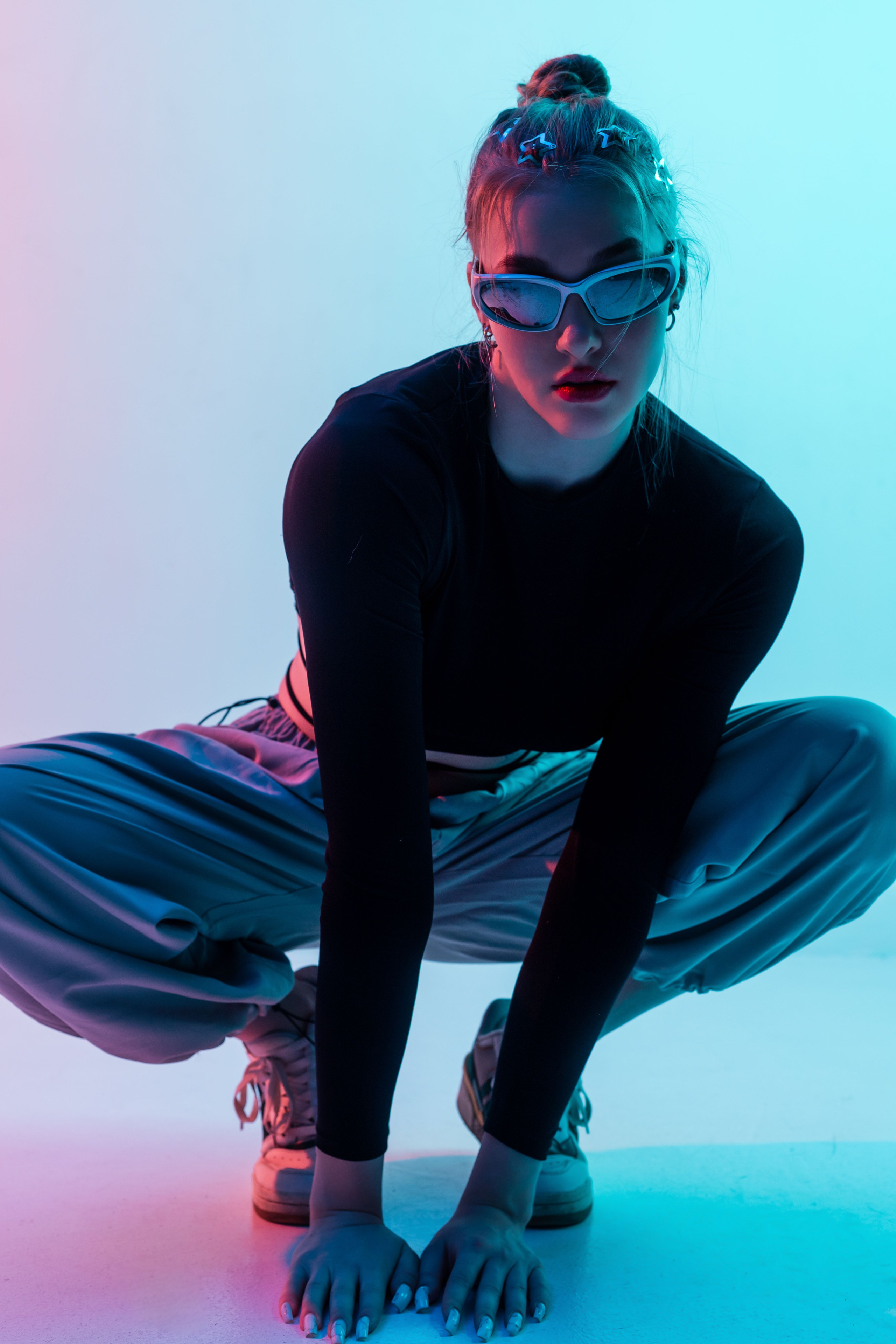 Студийная фотосессия с RGB-освещением, женский портрет с акцентом на цветные блики в волосах и на коже