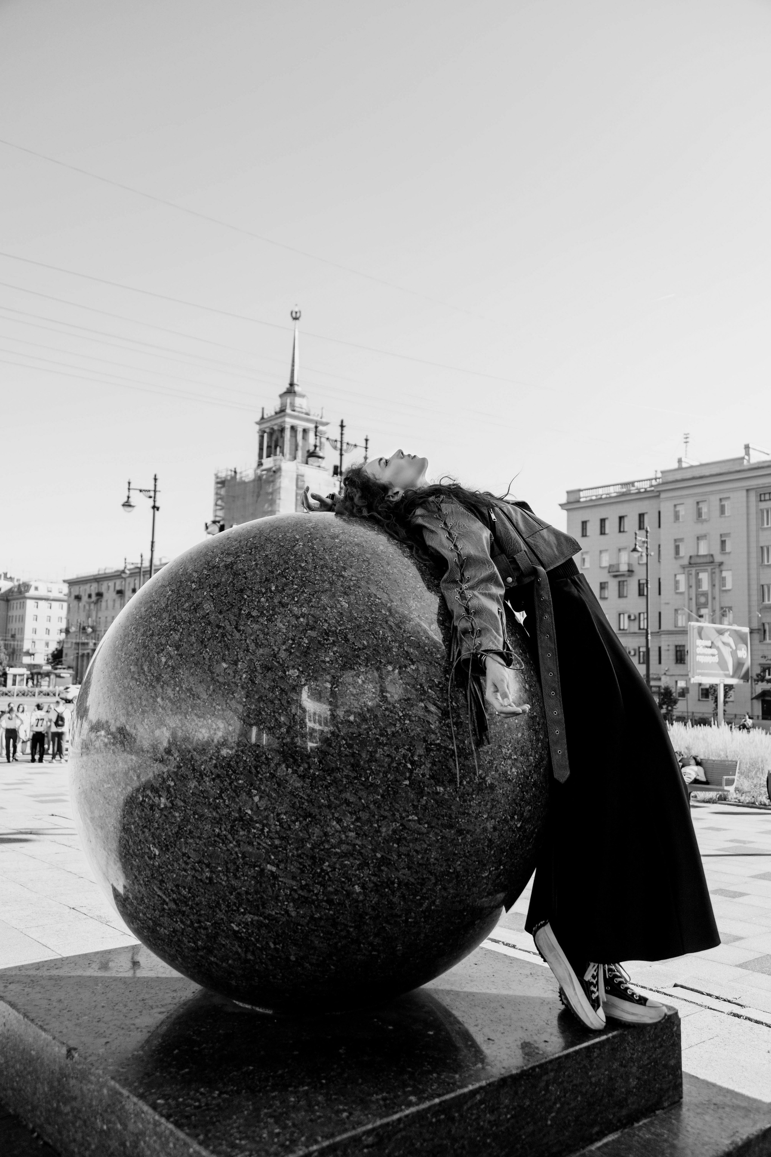 Чб фотосессия девушки возле метро Парка Победы, уличный портрет.