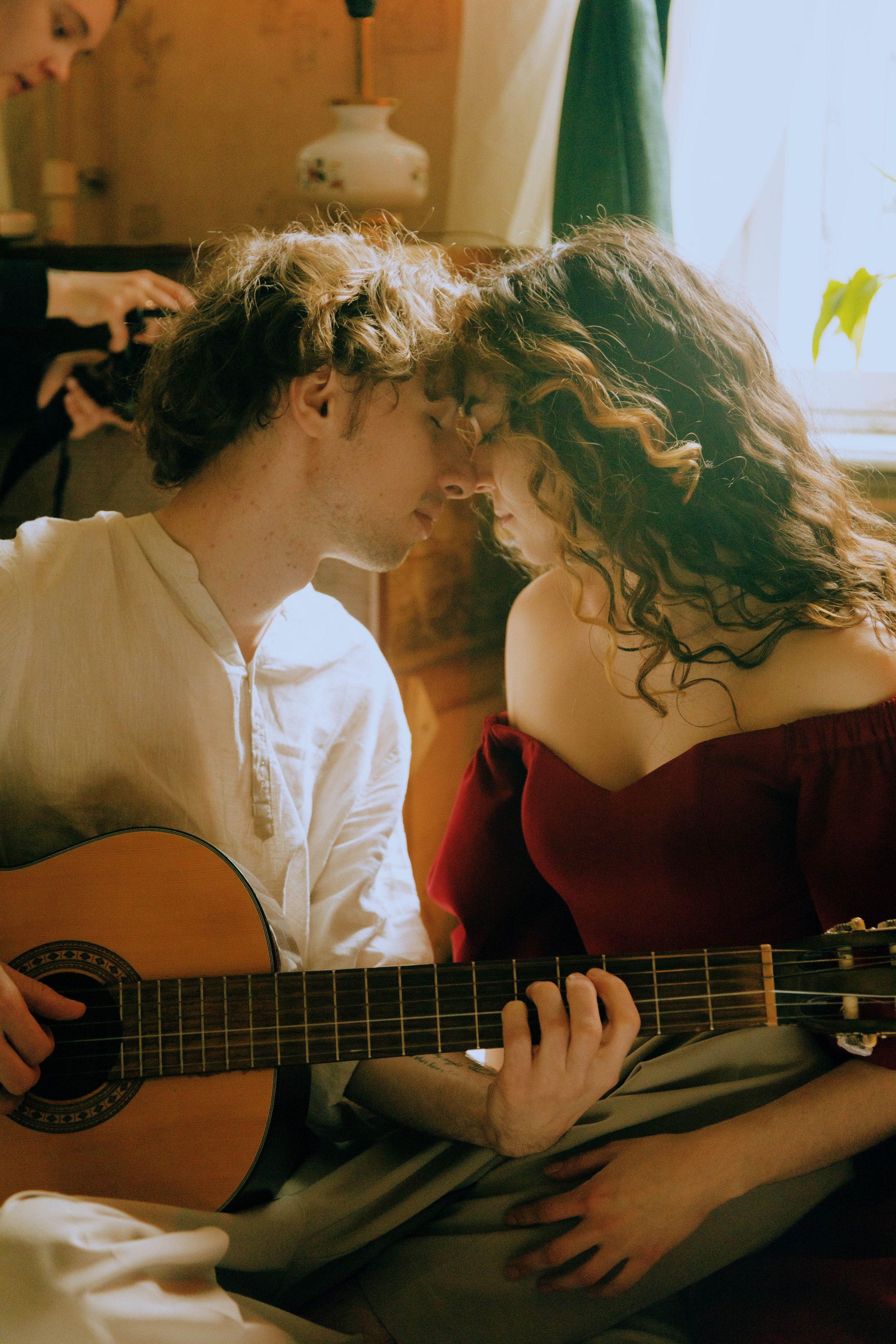 Фотосессия love story с гитарой в винтажном интерьере, объятия, СПб.