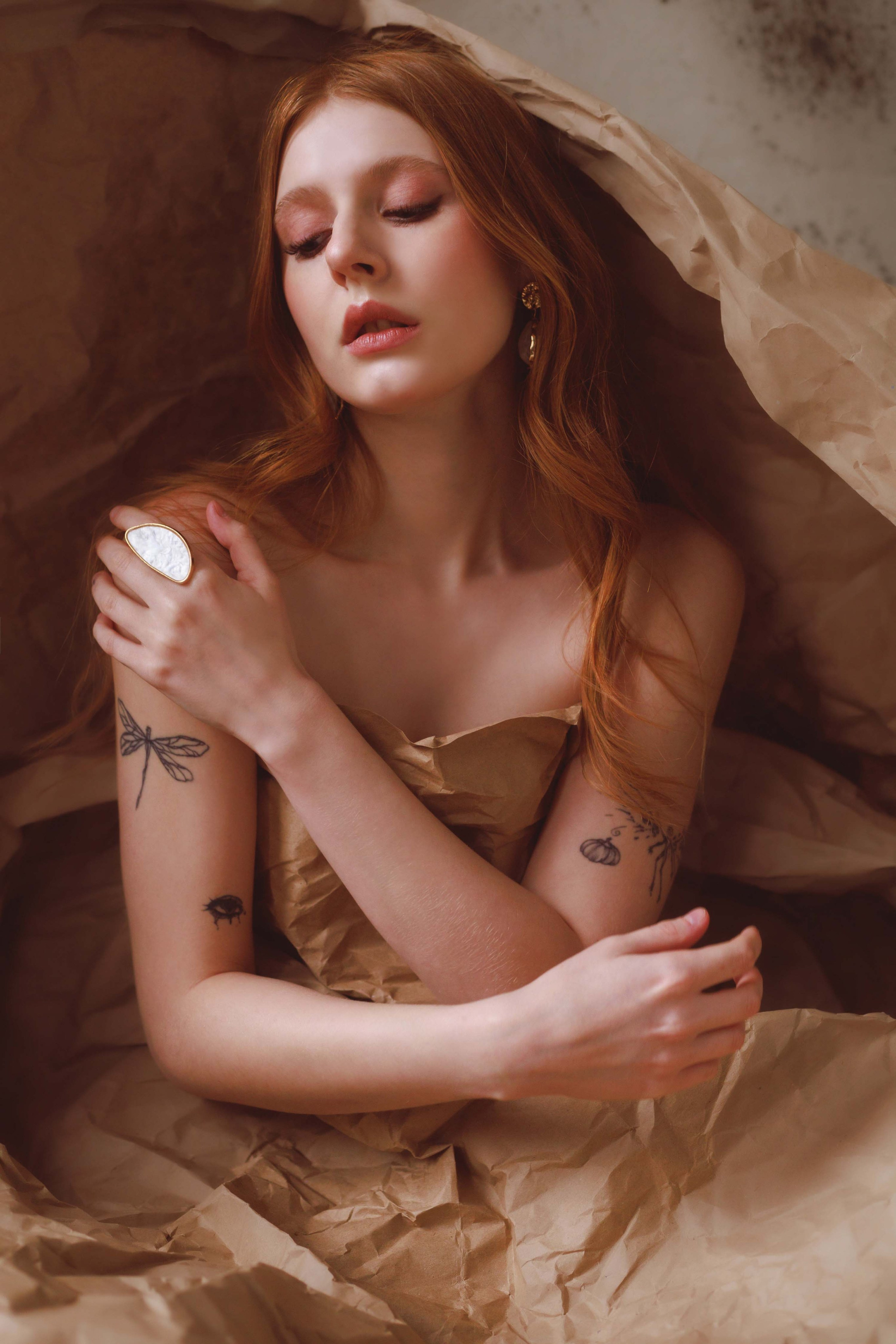 Фотосессия Beauty-портрета девушки крупным планом. Мягкий свет, женственный образ в студии Питера
