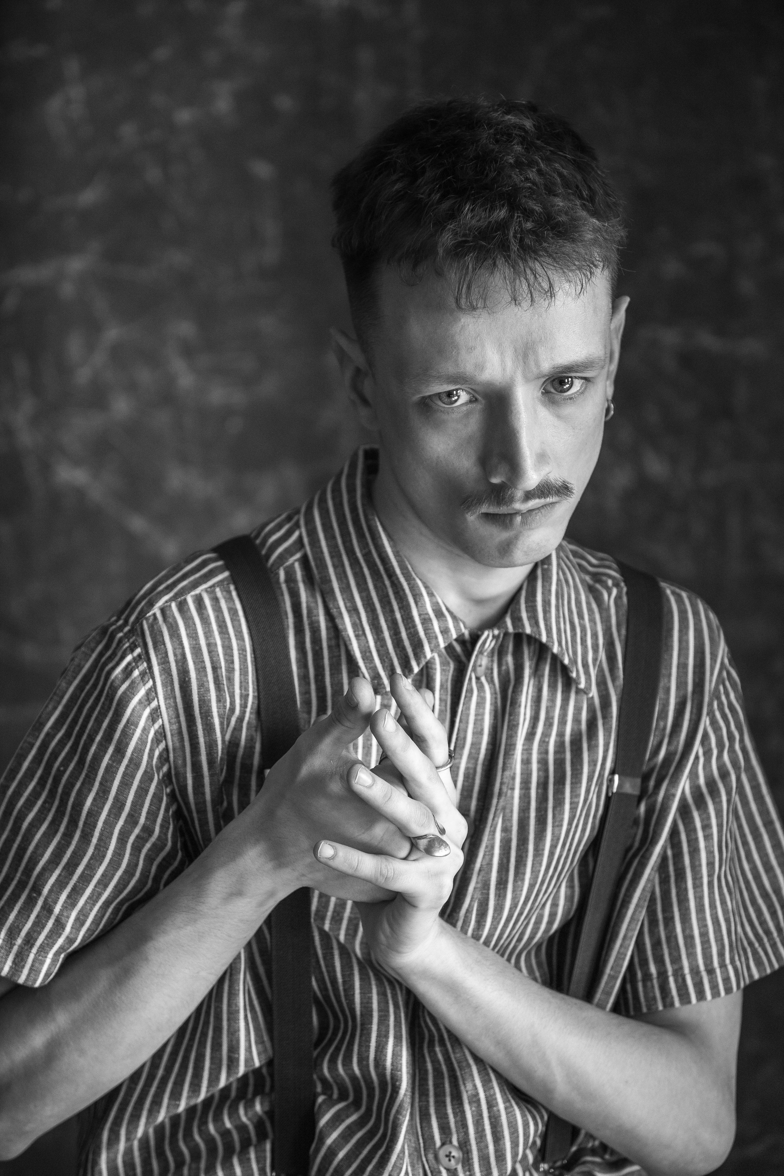 Чёрно-белая съёмка мужского портрета в студийном минимализме.