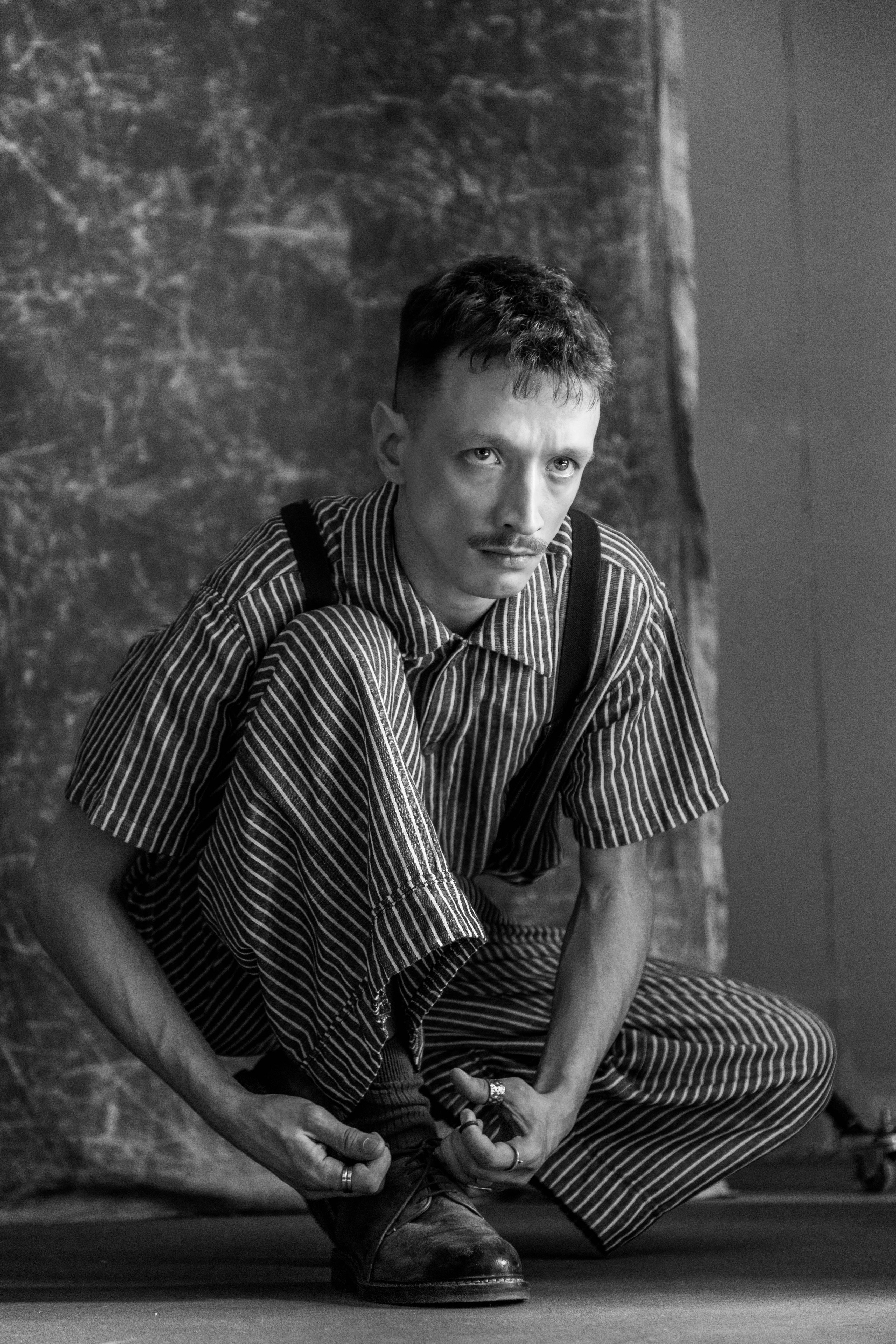 Студийная фотосессия для мужчины: стильные и харизматичные портреты.
