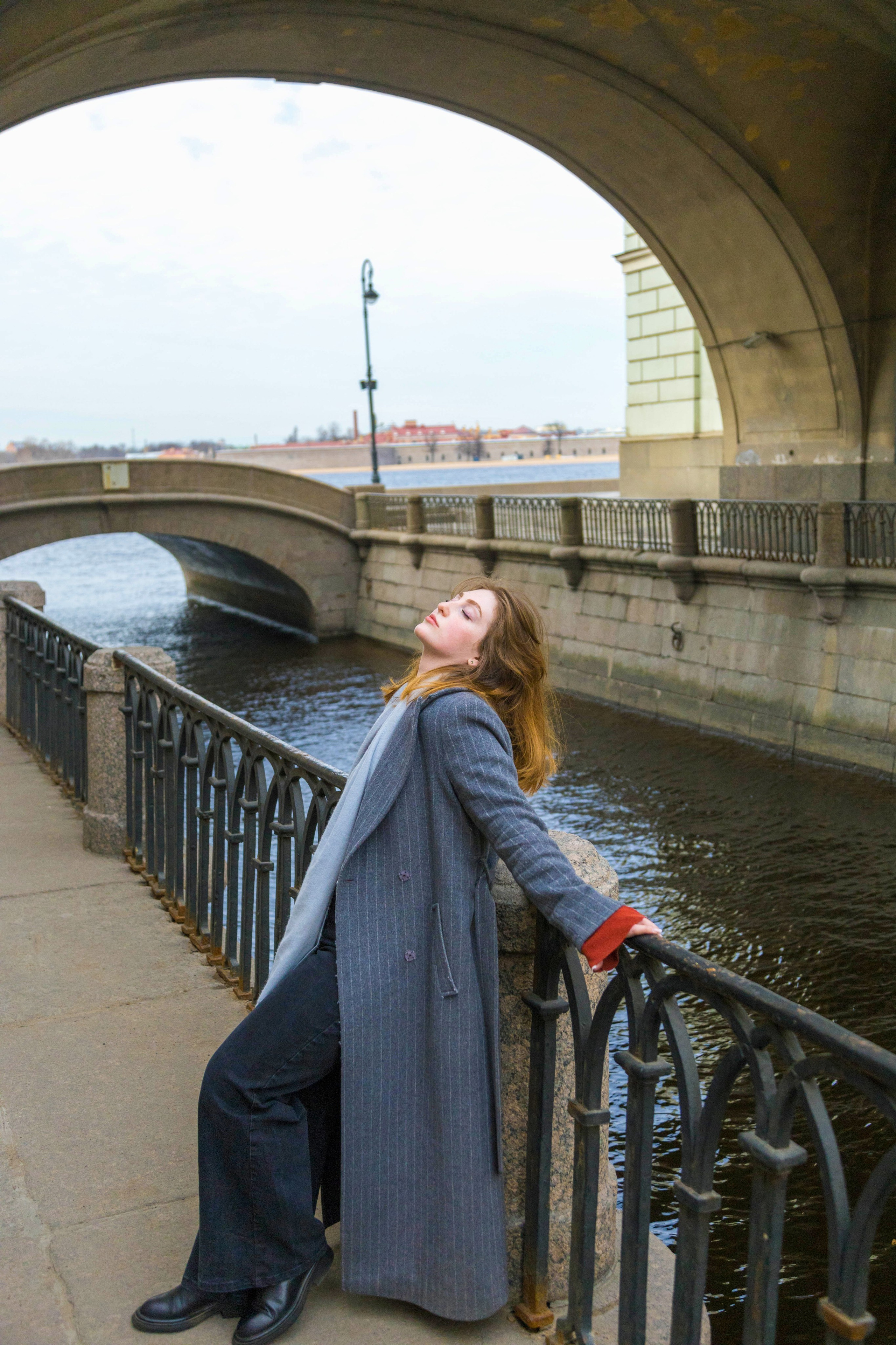 Романтичная фотосессия в центре Петербурга, съёмка девушки при закате на фоне арки Эрмитажного мостика