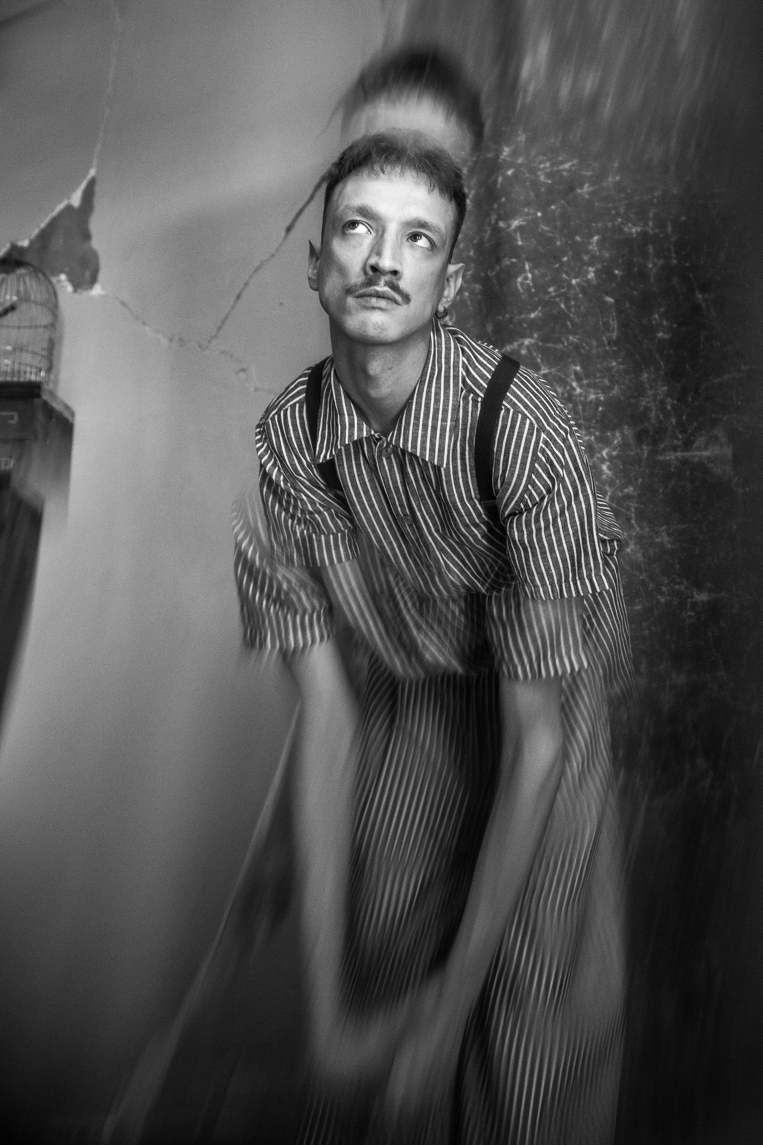 Художественная мужская фотосессия с игрой теней