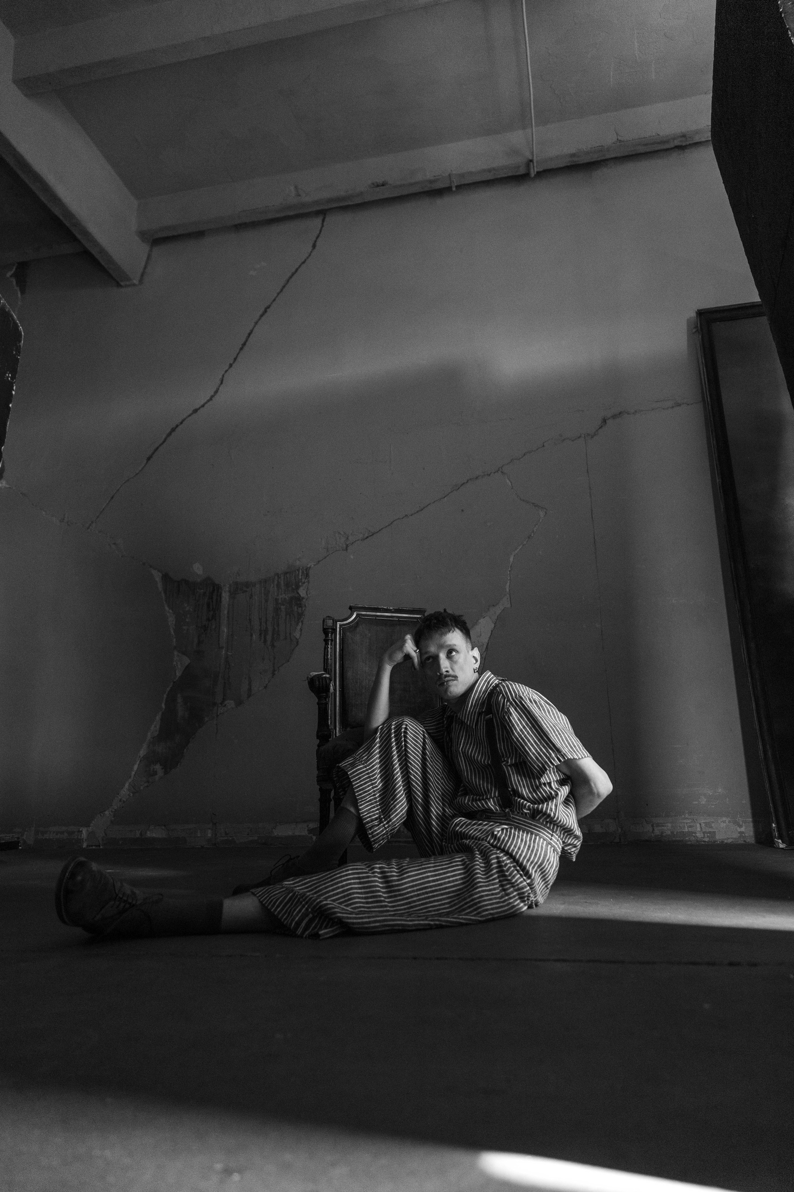Мужской портрет, созданный в рамках профессиональной фотосессии и студийной съёмки с акцентом на свет и характер.