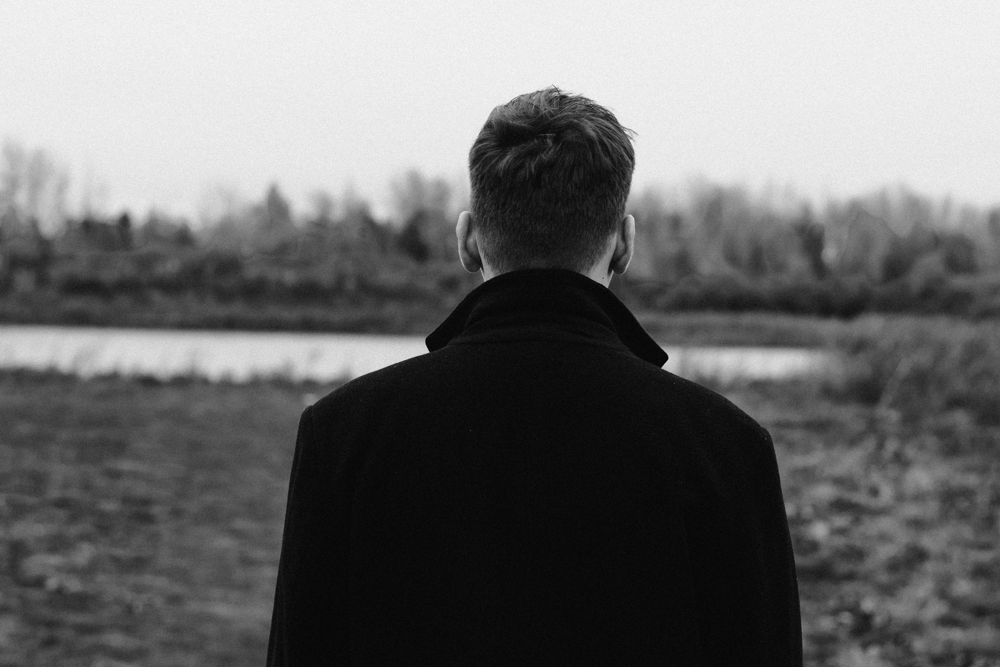 Мужская портретная фотосессия в Гагаринском парке Тюмени | Фотограф Дарья Мустафина. Портретный фотограф Тюмень Дарья Мустафина