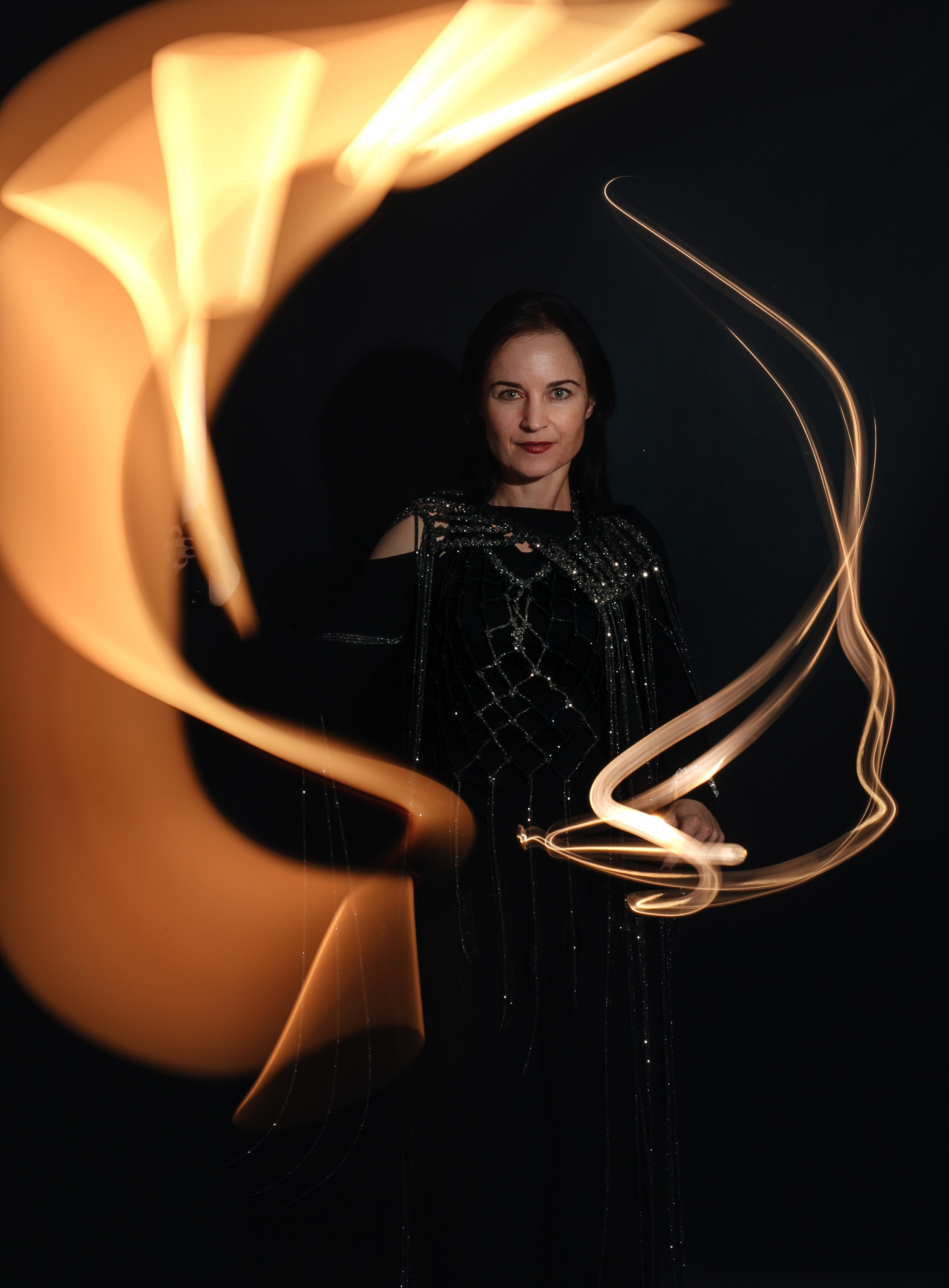 Фризлайт. Черный фон. Женский портрет. Фотограф Кравченко Юлия. Энгельс