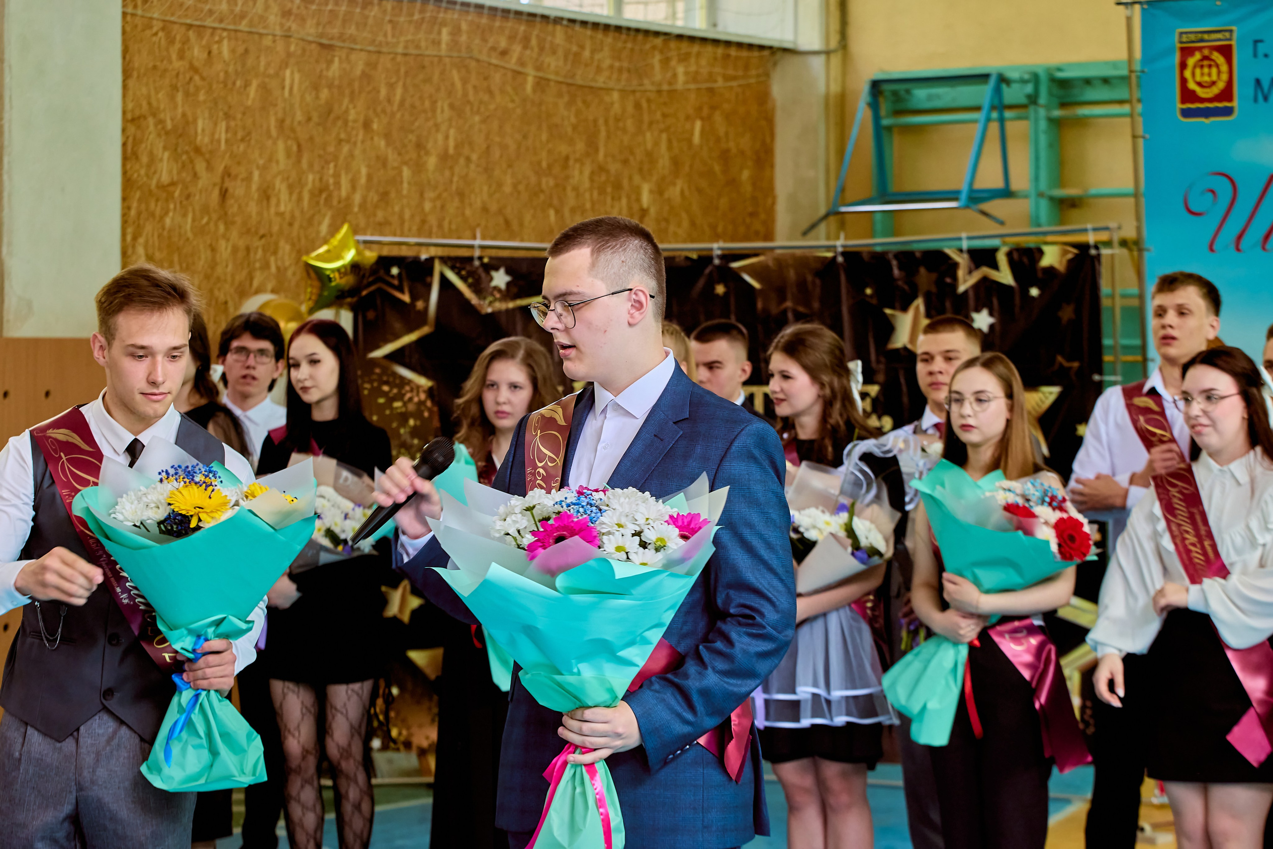 Светлая улыбка выпускника на фоне праздничного звонка, кадр Николая Голованова, г. Дзержинск.