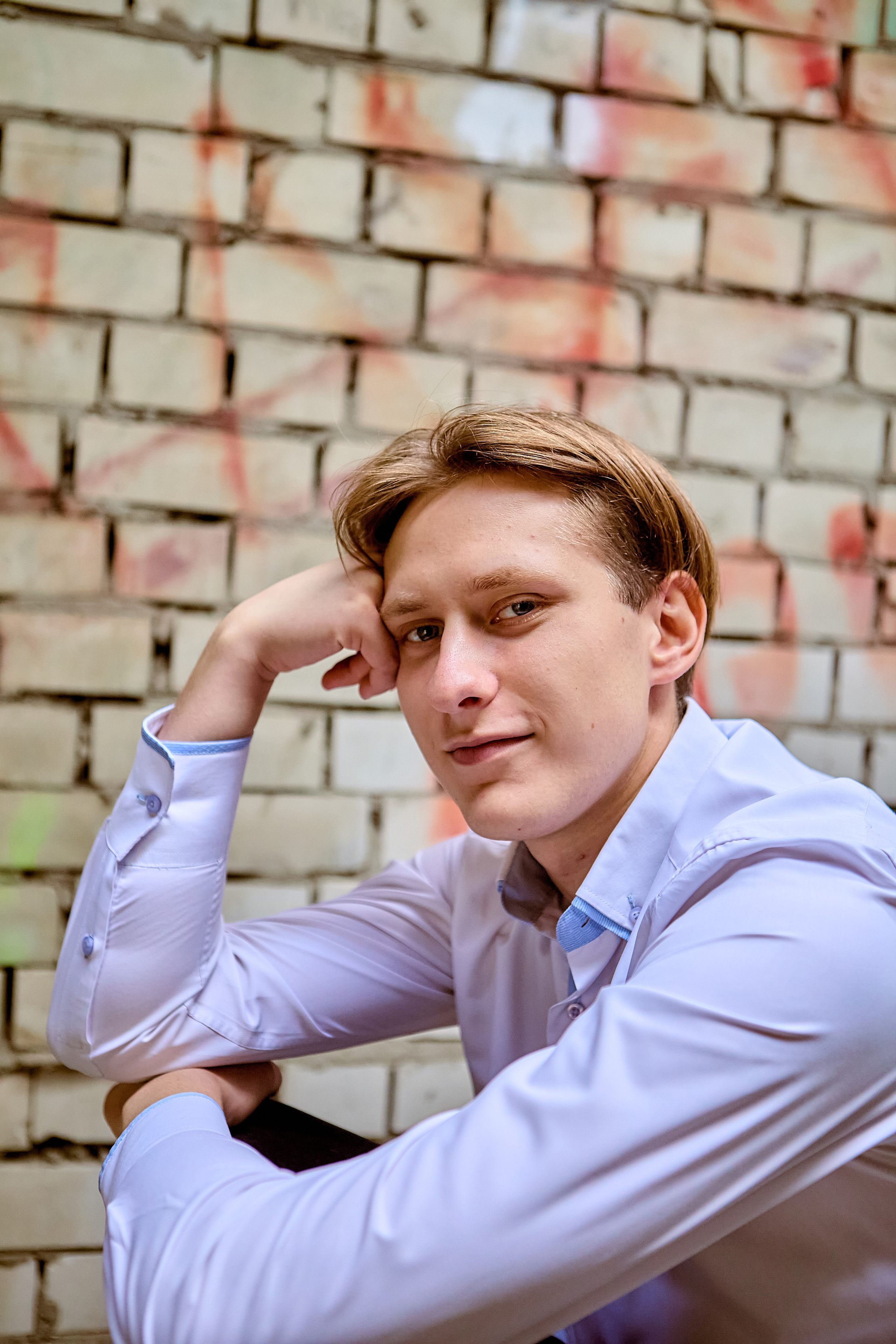 Мужской портрет в заброшенном здании