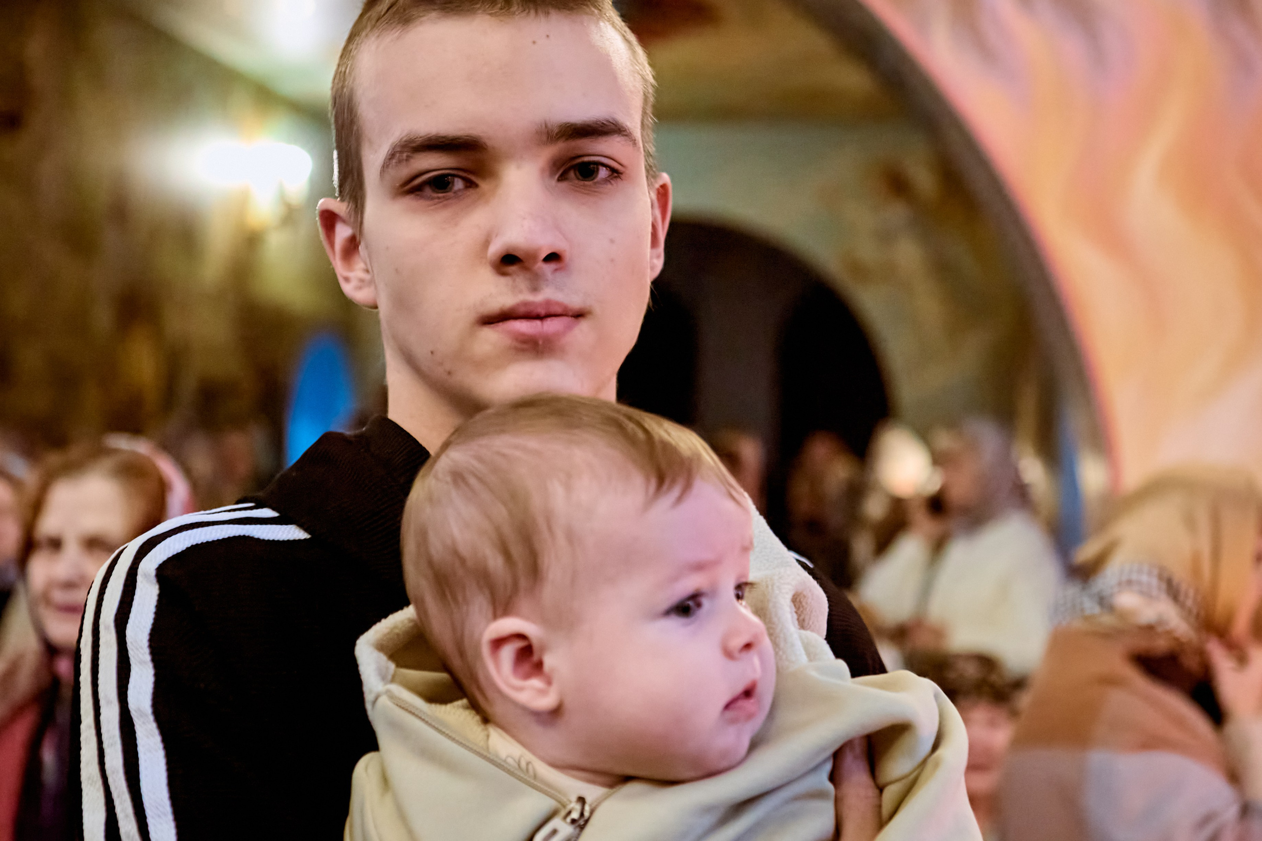 Портрет Мужчина, папа с малышом на руках 