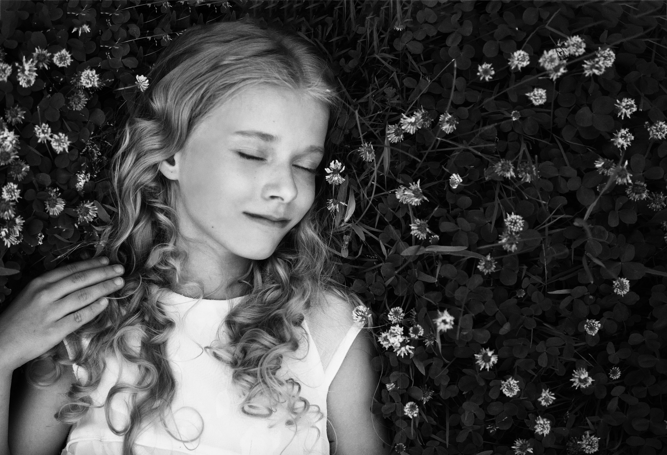 Портрет девочки на траве в парке, магия чёрно-белой фотографии.