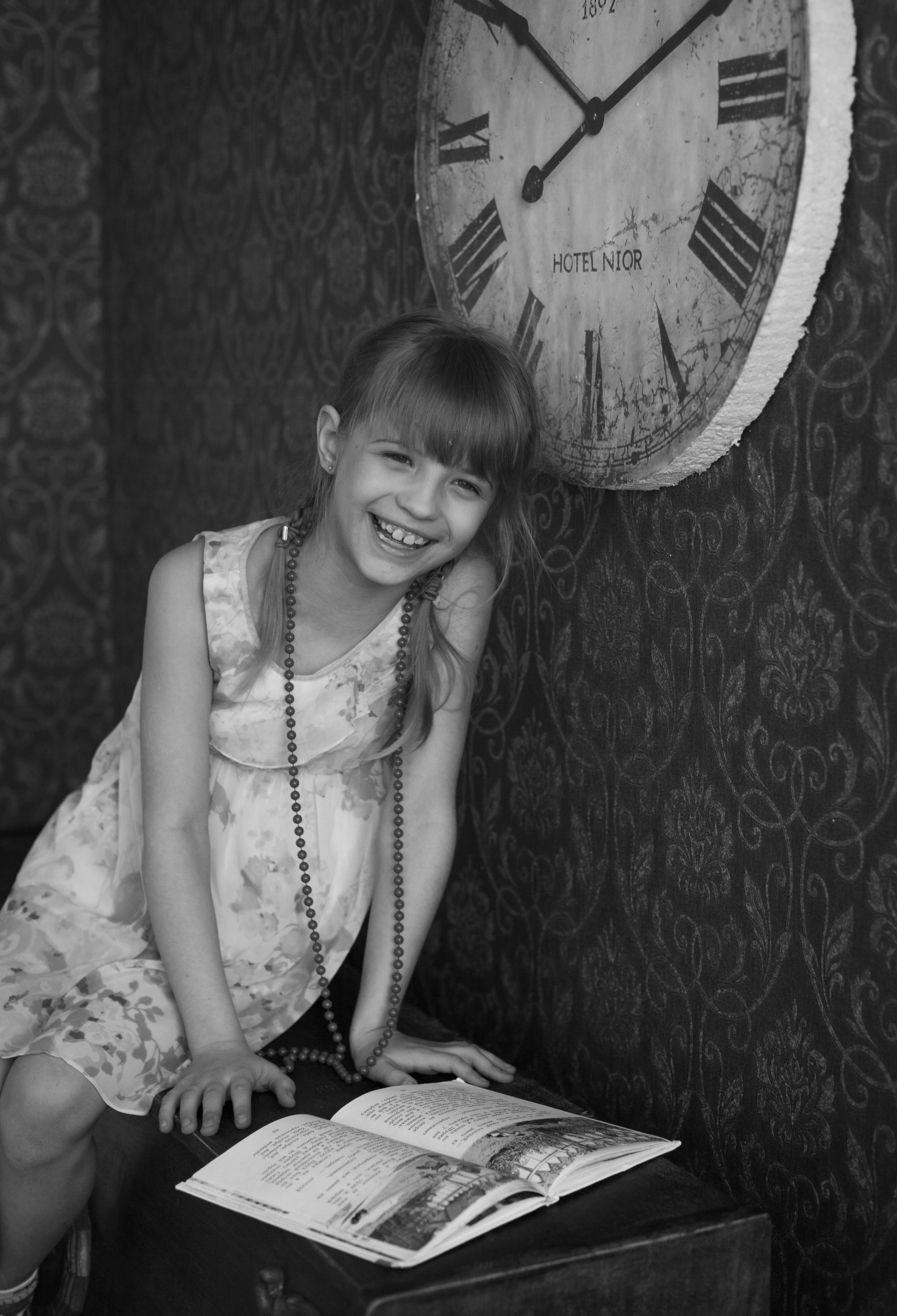 Весёлая девочка читает книгу на пианино. Время летит незаметно.