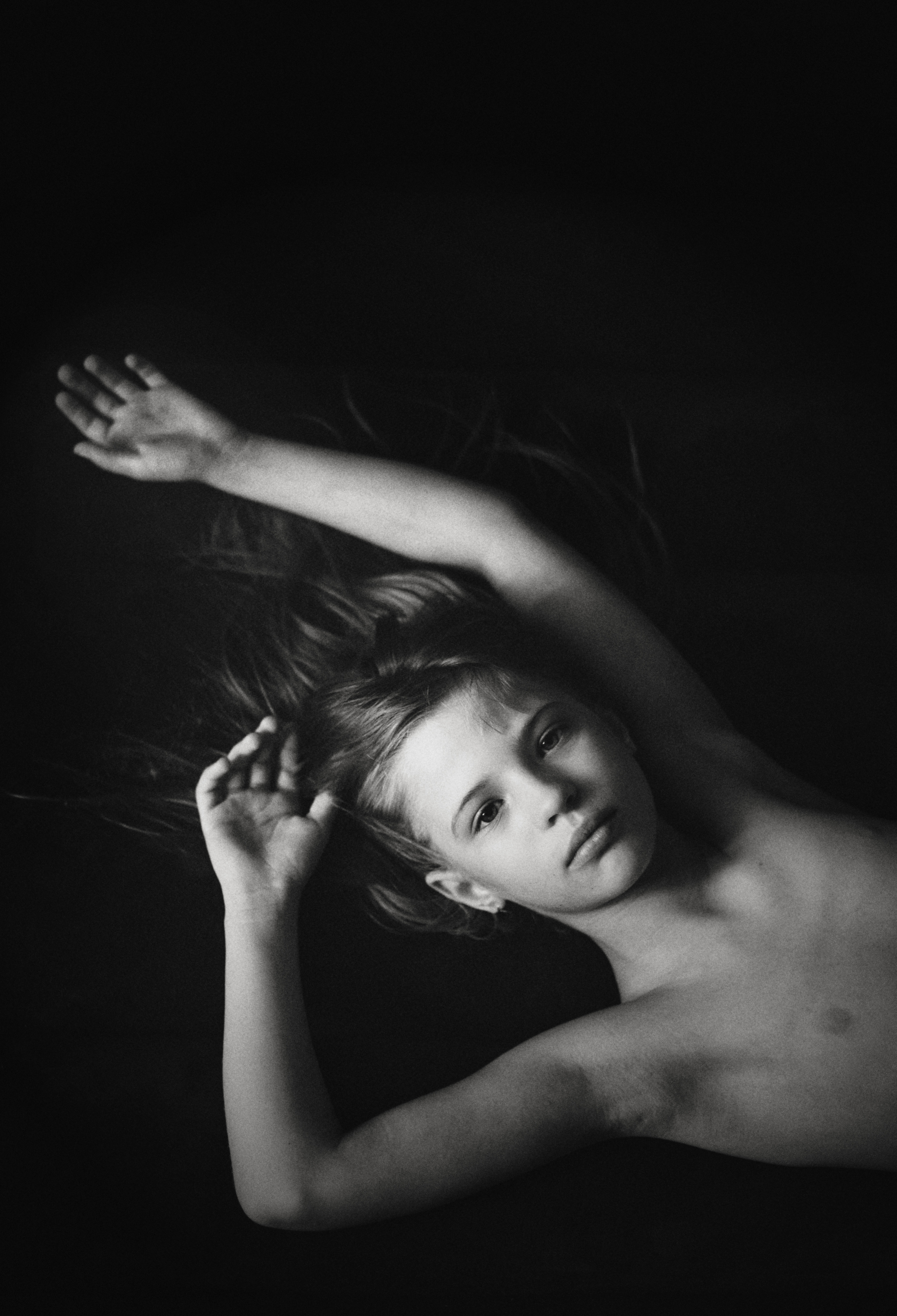 Портрет девочки подростка рано утром. Магия черно-белой фотографии.