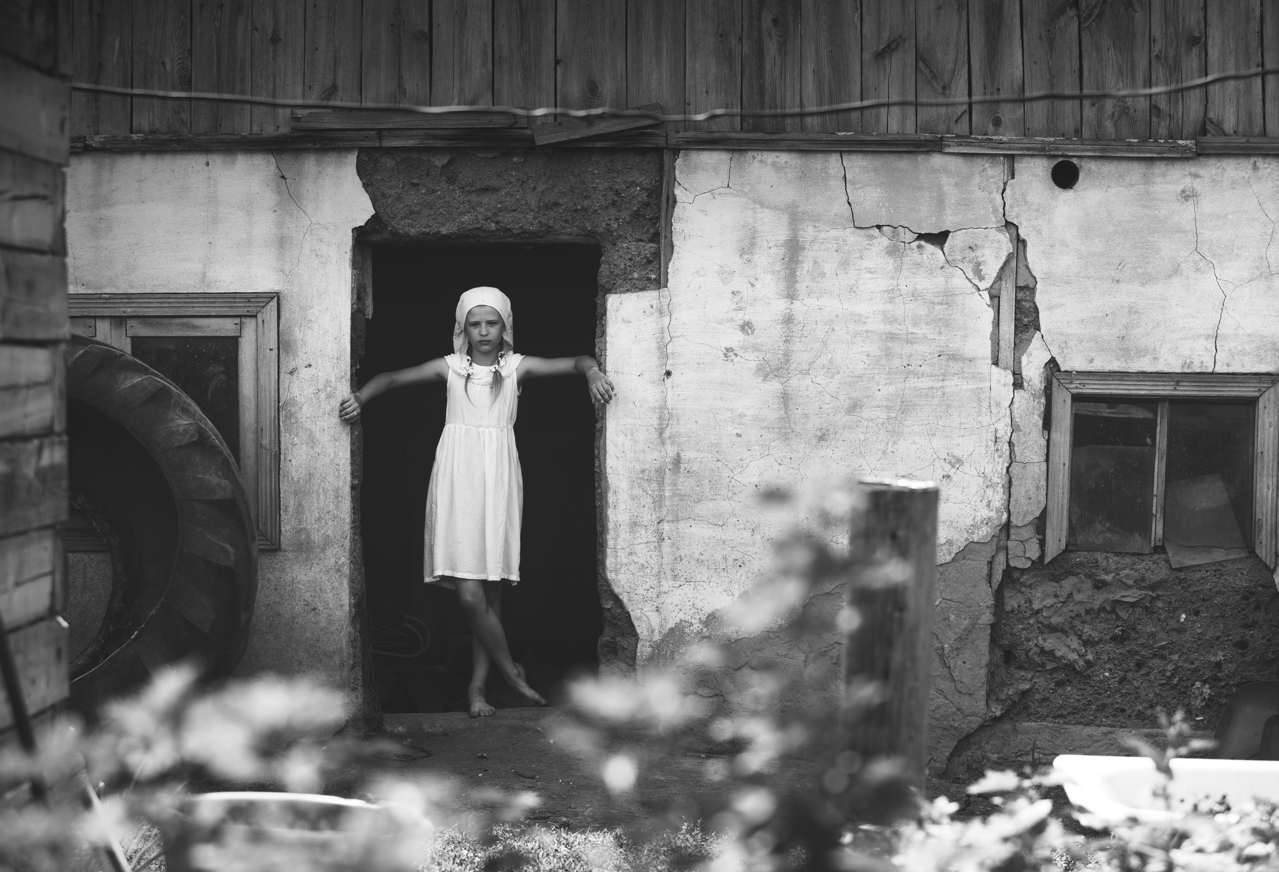 Девочка у старой бани в деревне у бабушки красивая и одинокая, потерявшая любимую собаку.