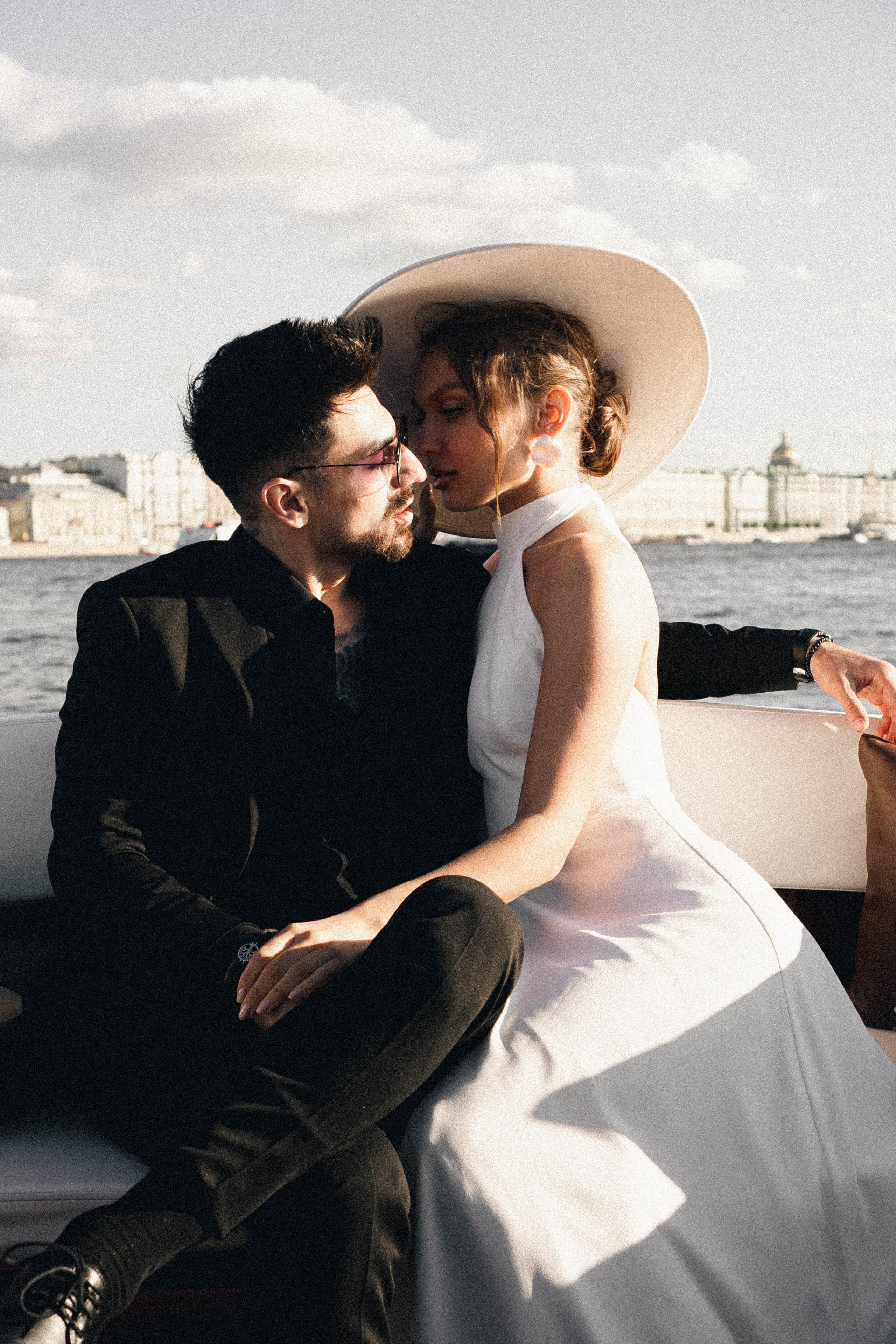СВАДЕНБНАЯ СЬЕМКА НА КАТЕРЕ ПО КАНАЛАМ САНКТ-ПЕТЕРБУРГА И В АКВАТОРИИ НЕВЫ. Профессиональный фотограф, Санкт-Петербург — Виктория Богомолова