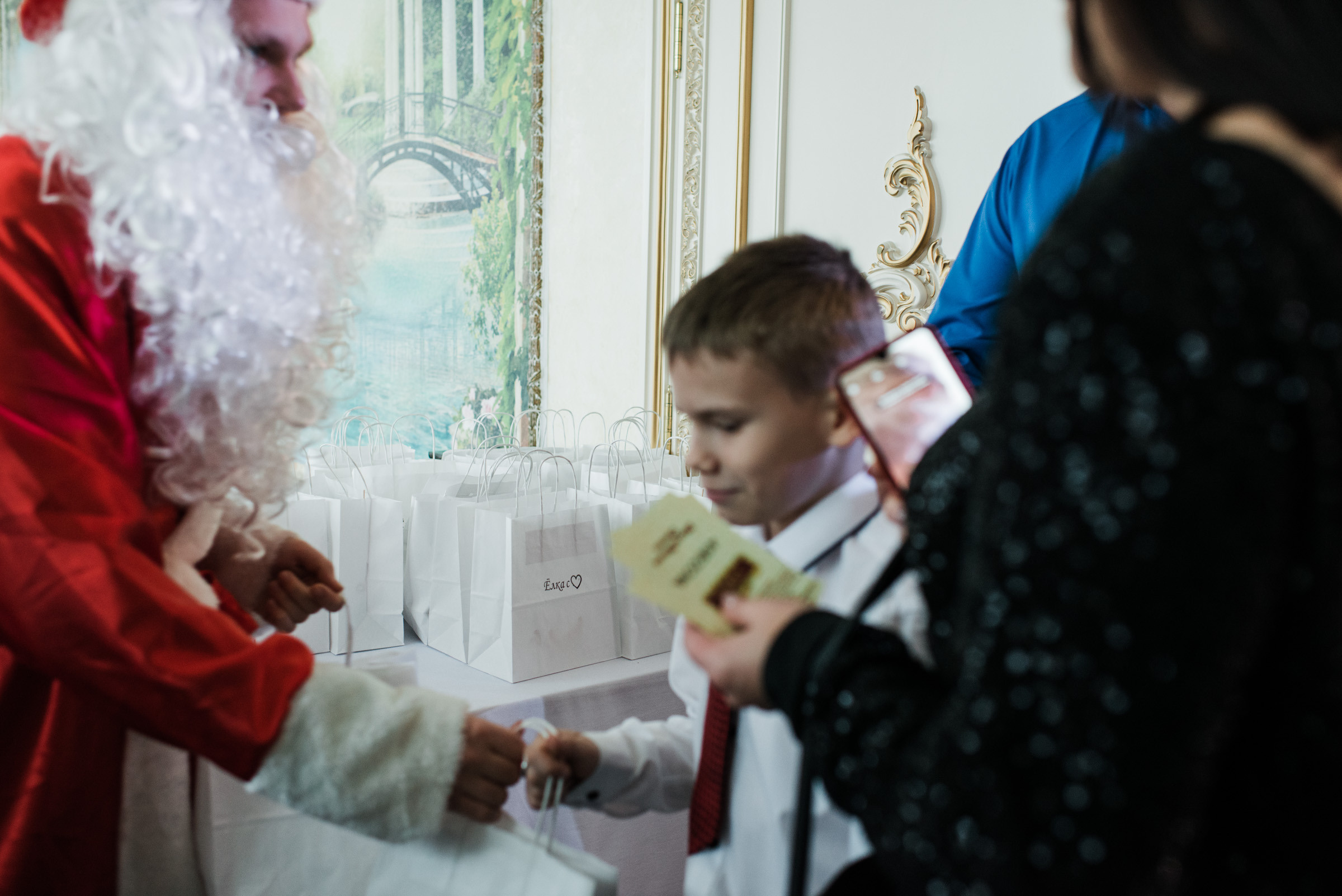 Ёлка с сердцем / Благотворительная ёлка для детей в Версале. Фотограф Алутера Ирина