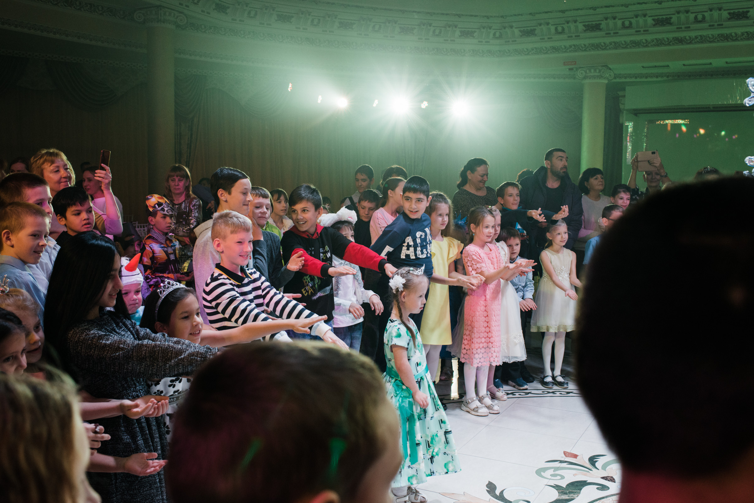 Ёлка с сердцем / Благотворительная ёлка для детей в Версале. Фотограф Алутера Ирина