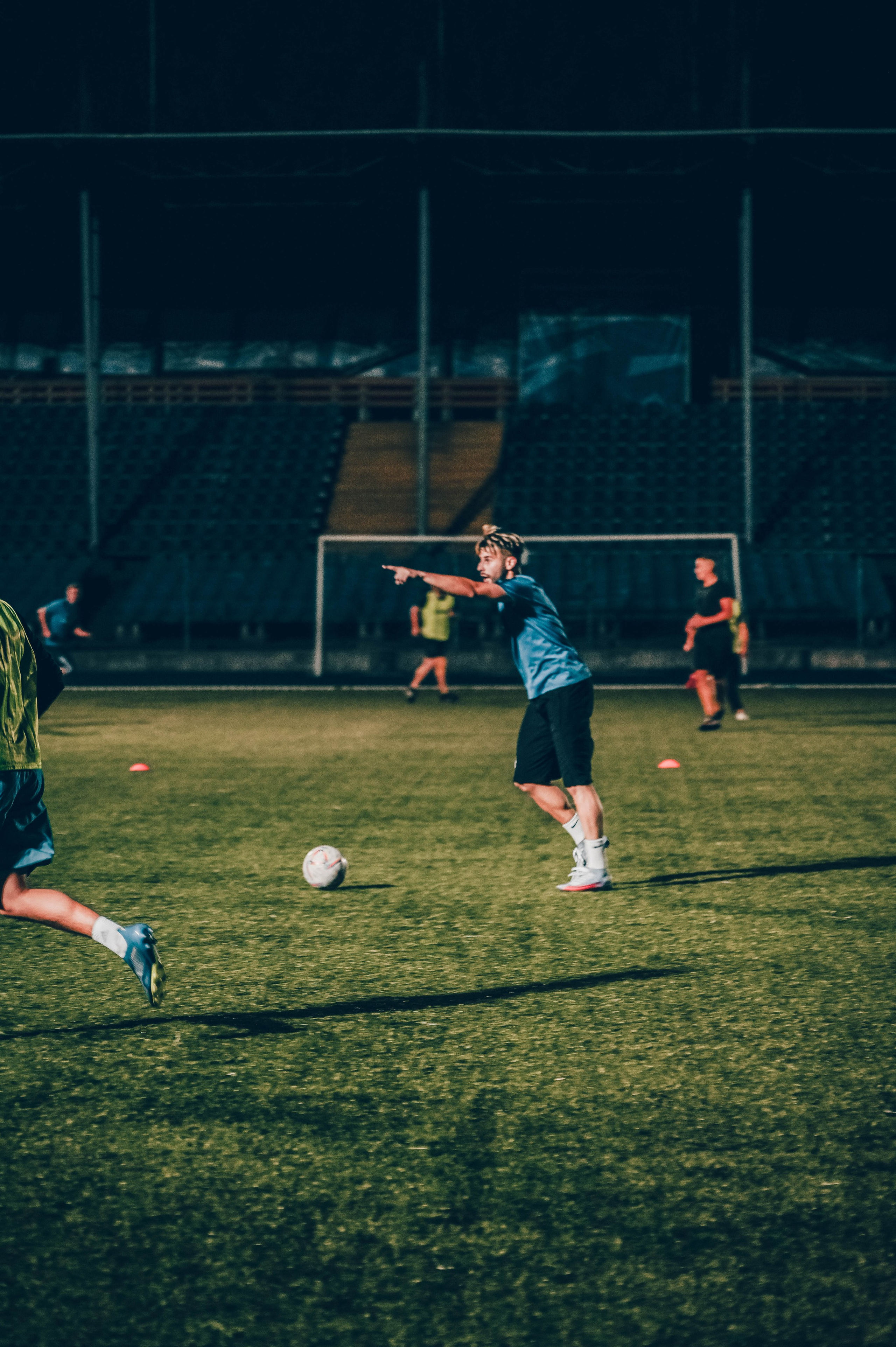 Фотосъёмка футбольной тренировки на стадионе. Фотограф Александр Орымбаев