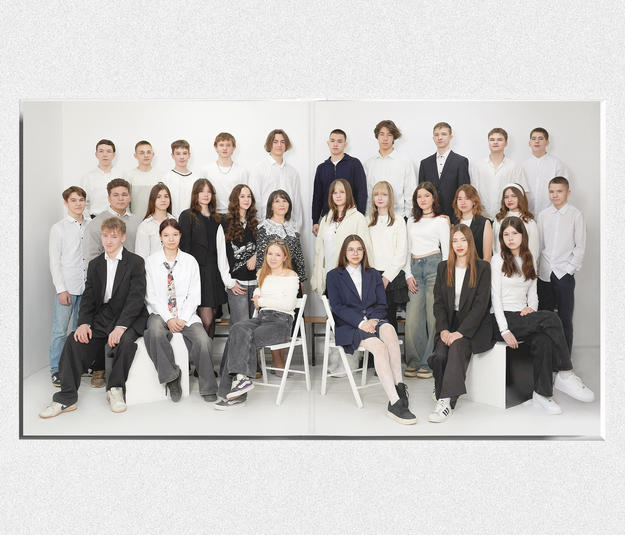 Книга выпускника  9 и 11 класс "Лофт" Тюмень. Выпускные альбомы в Тюмени для школ, садов, вузов спортивных секций