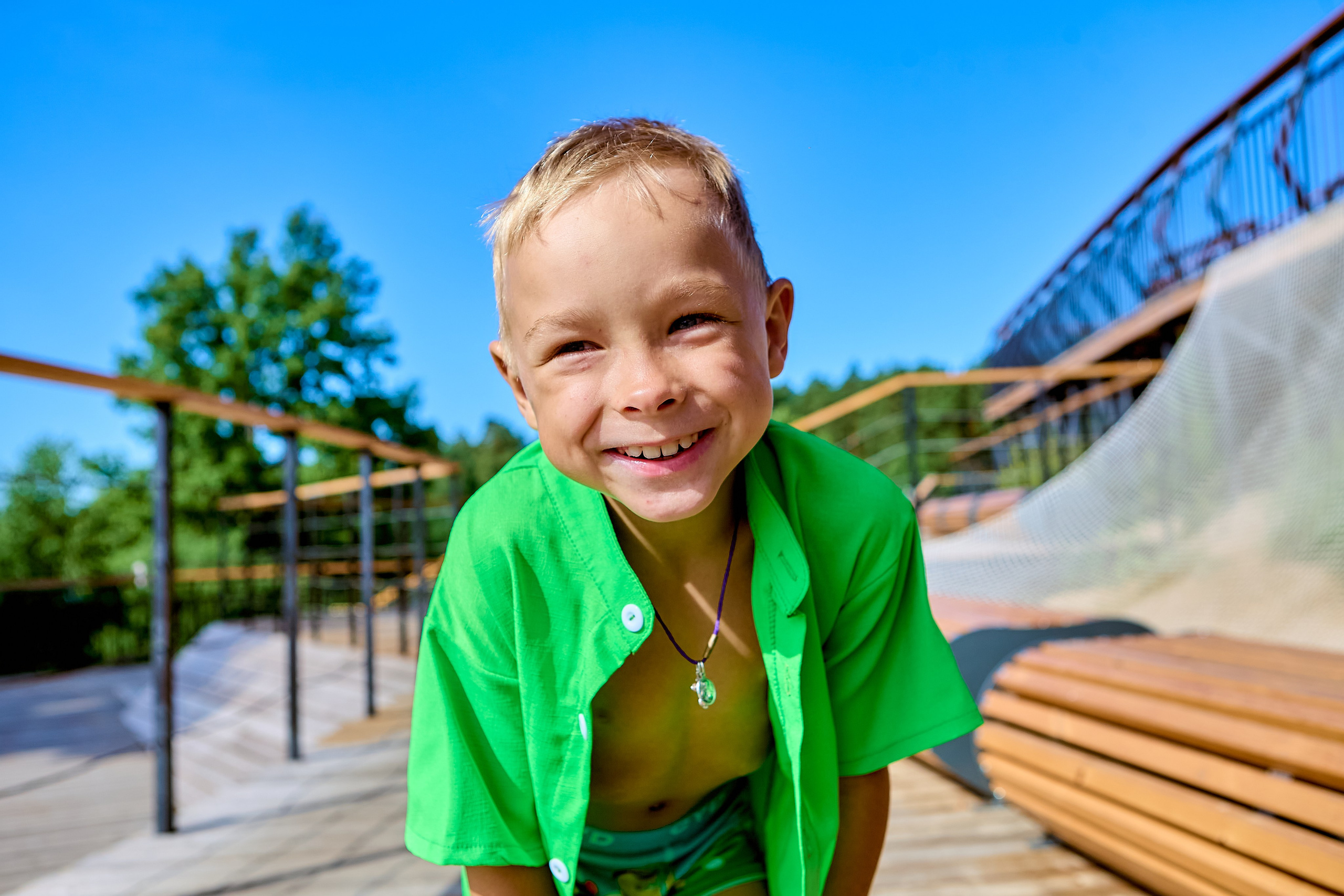 Семейная прогулка летом на озере