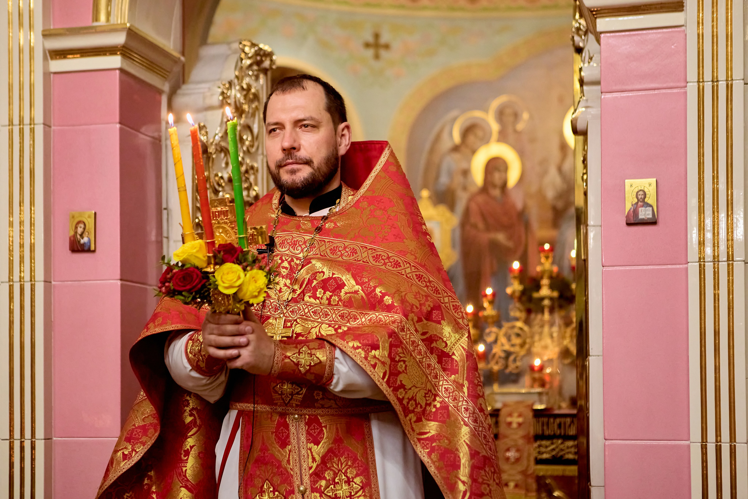 Христос Воскресе в Пасхальную Ночь в Храме Преп. Серафима Саровского.