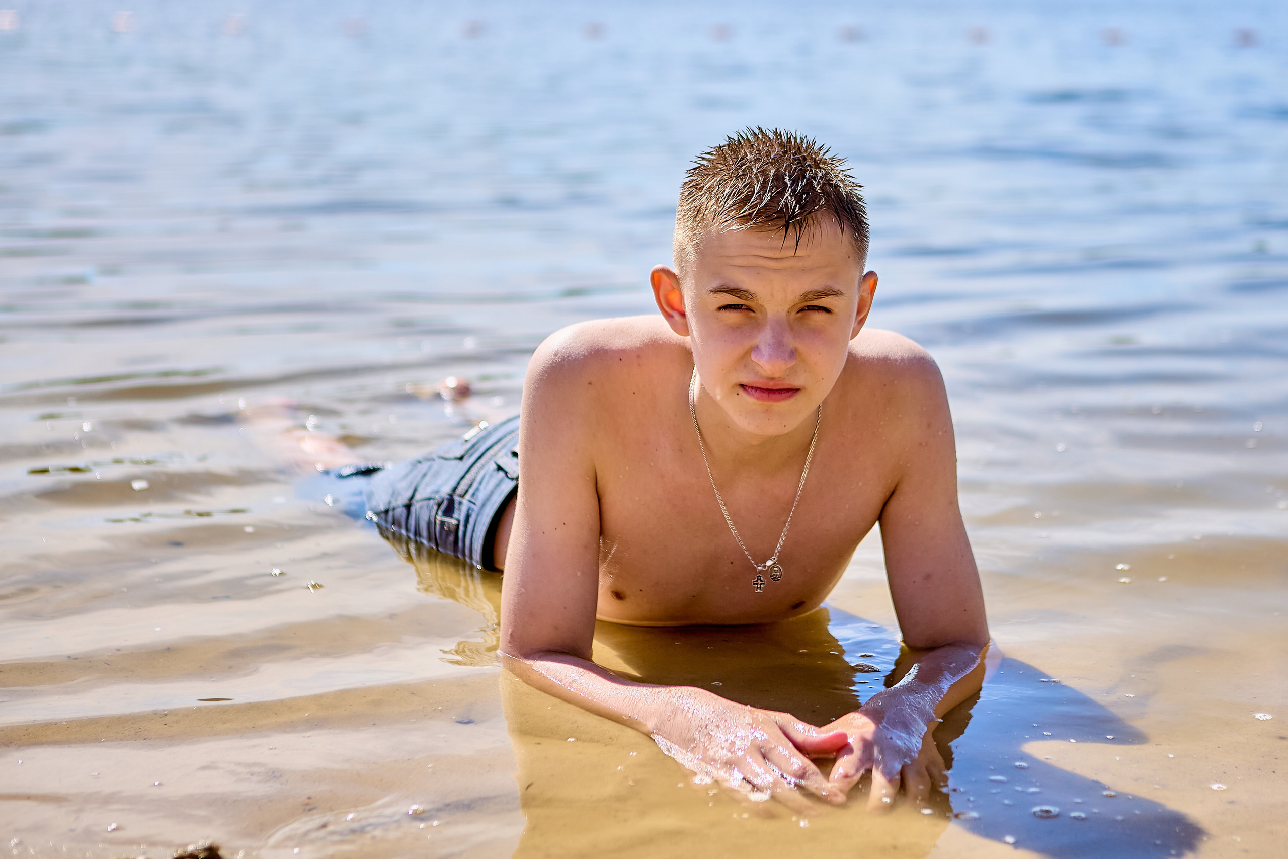 Семейная прогулка летом на озере