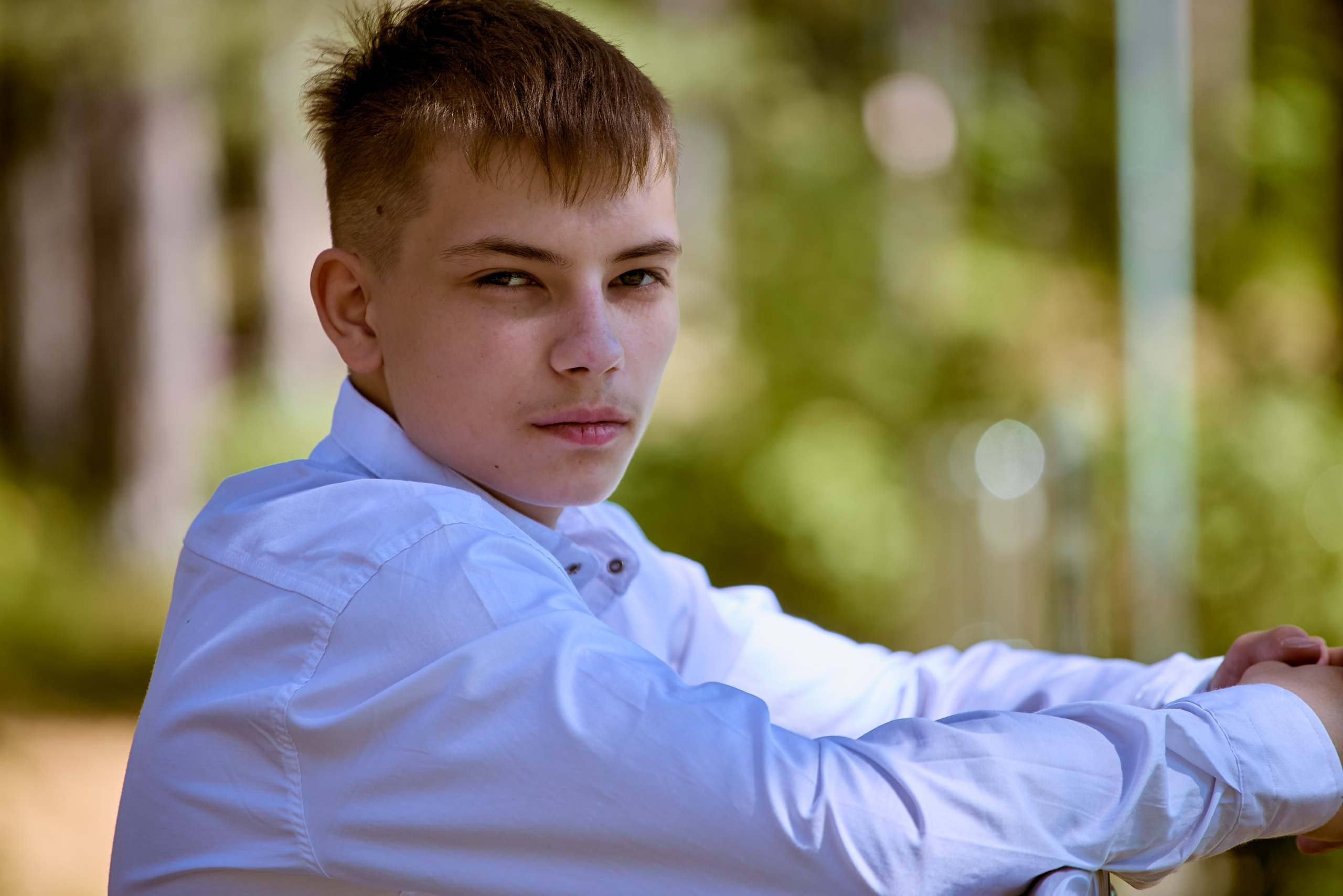 Живой и искренний взгляд подростка во время творческой прогулки в парке, фото православного фотографа Николая Голованова, г. Дзержинск.