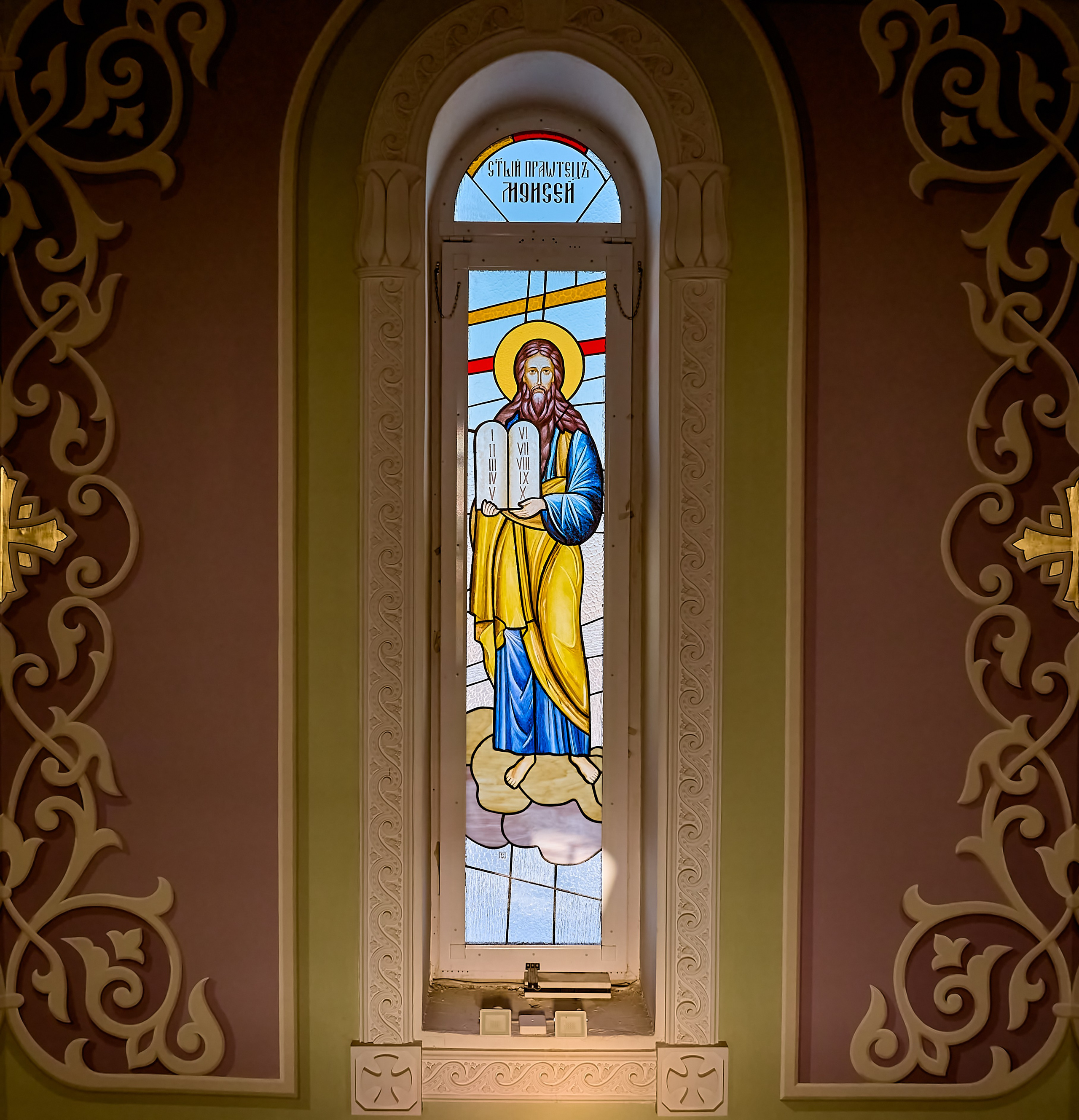 Витраж Пророка Моисея в барабане купола Храм Пророка Божия Илии. Г. Дзержинск.