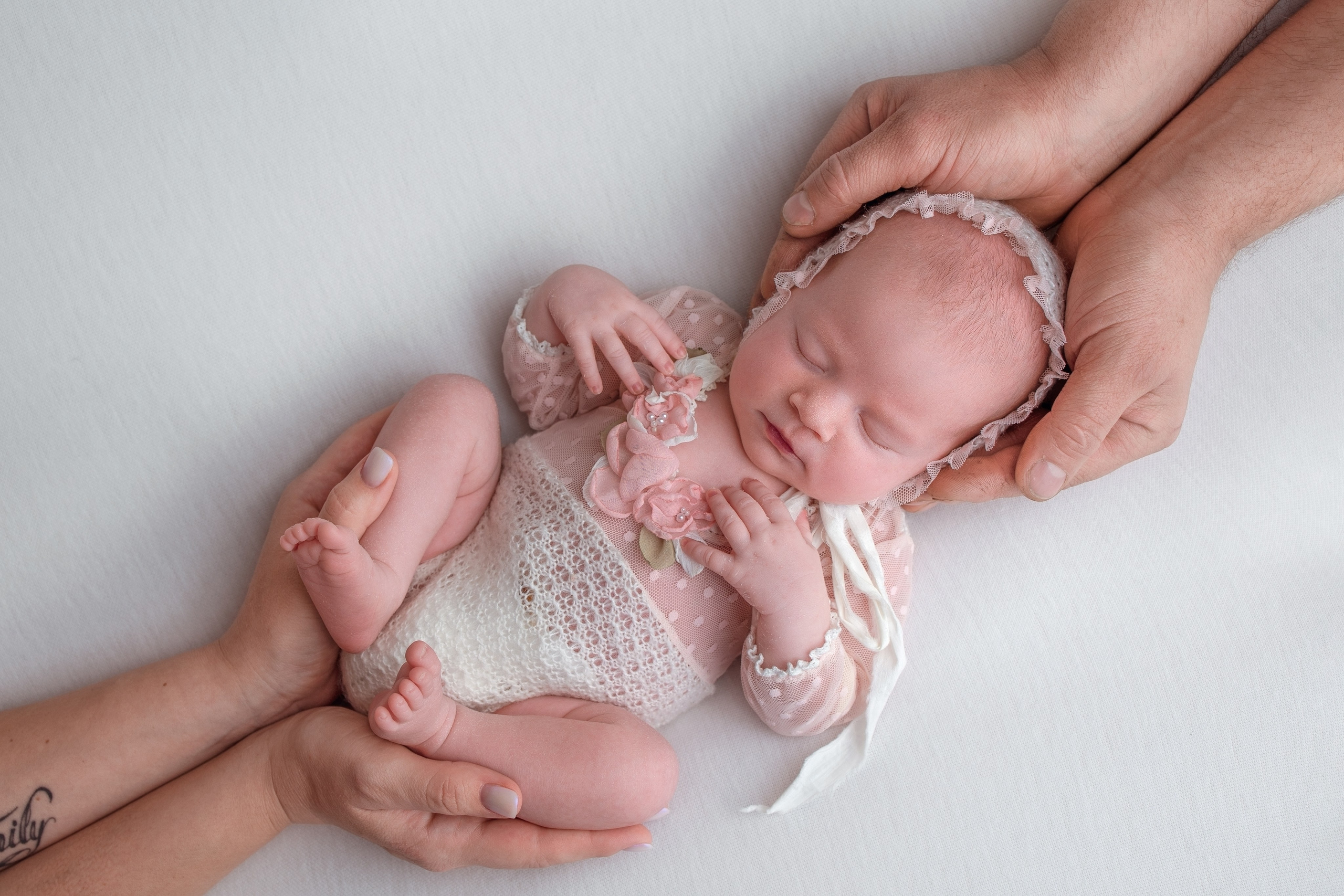 Нежная и милая фотосессия первых дней жизни Вашего ребенка в Минске. Фотограф новорождённых Минск — стоимость newborn фотосессии в Минске