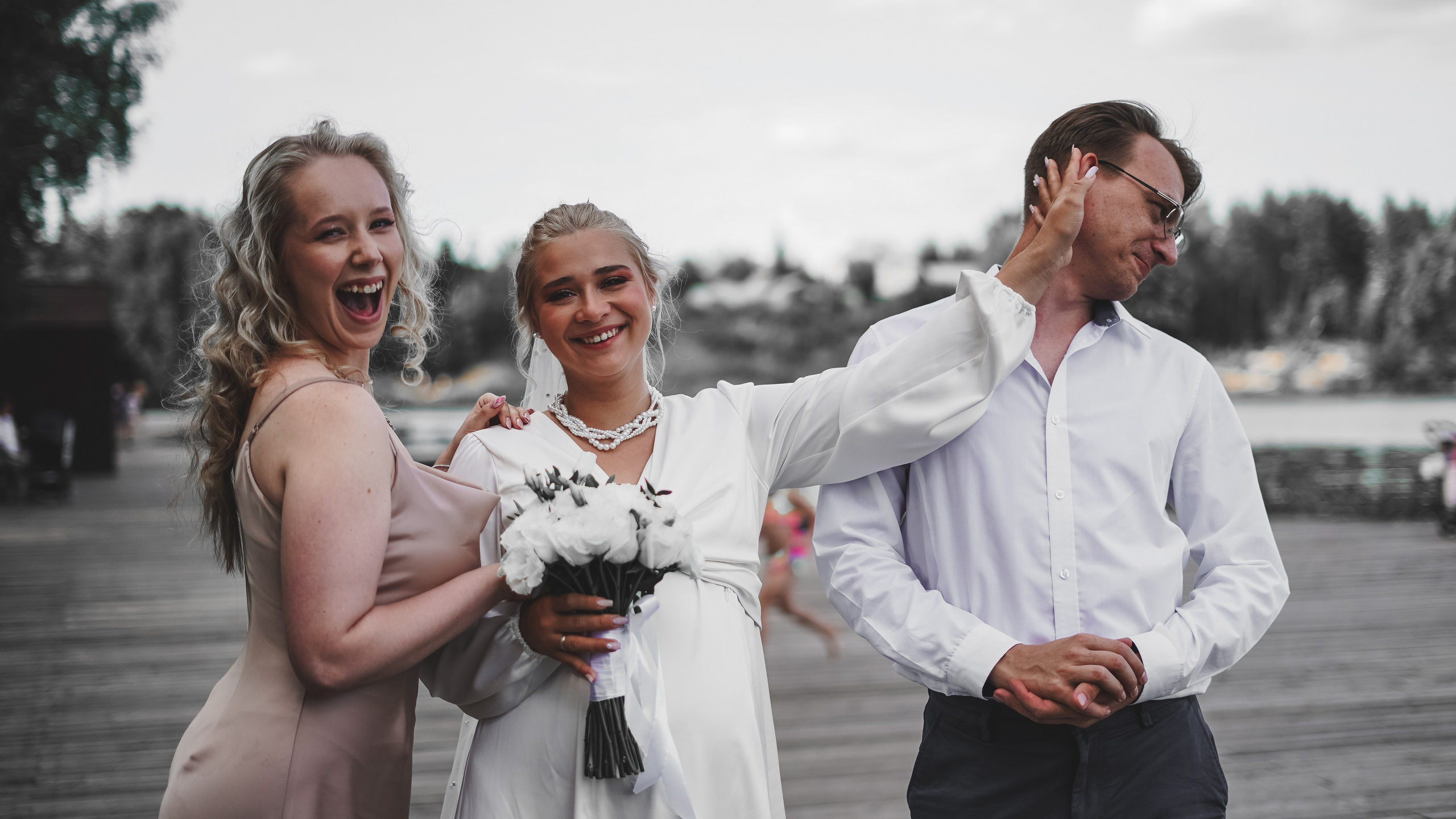 Невеста с друзьями на прогулке и фотосессии