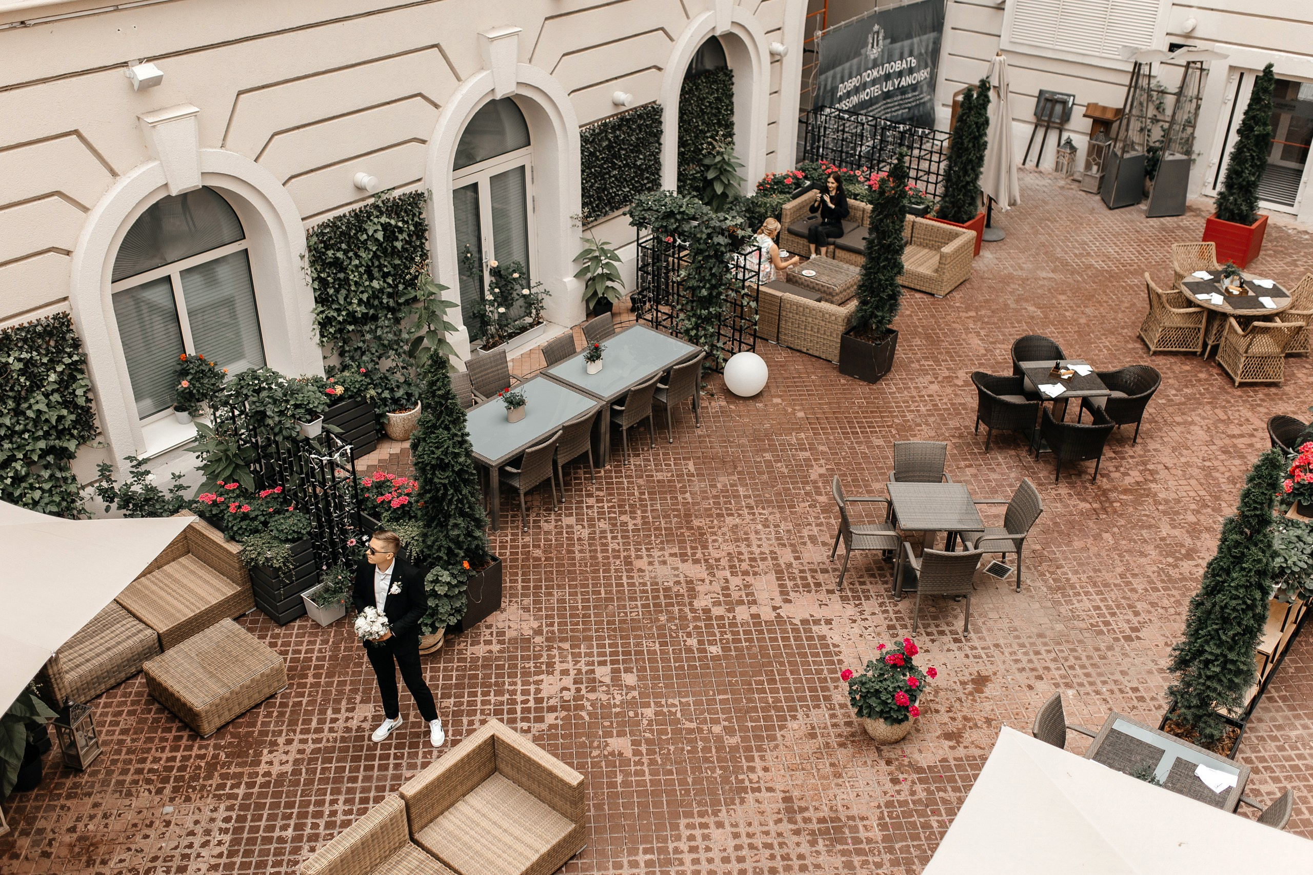 Здравствуйте! Я&nbsp;свадебный фотограф из&nbsp;Ульяновска, работаю в&nbsp;том числе по&nbsp;всей России и&nbsp;с&nbsp;выездом за&nbsp;границу. Снимаю свадьбы, lovestory, корпоративы, светский репортаж. Провожу обучение по&nbsp;фотографии, мастер-классы и&nbsp;воркшопы для других фотографов.