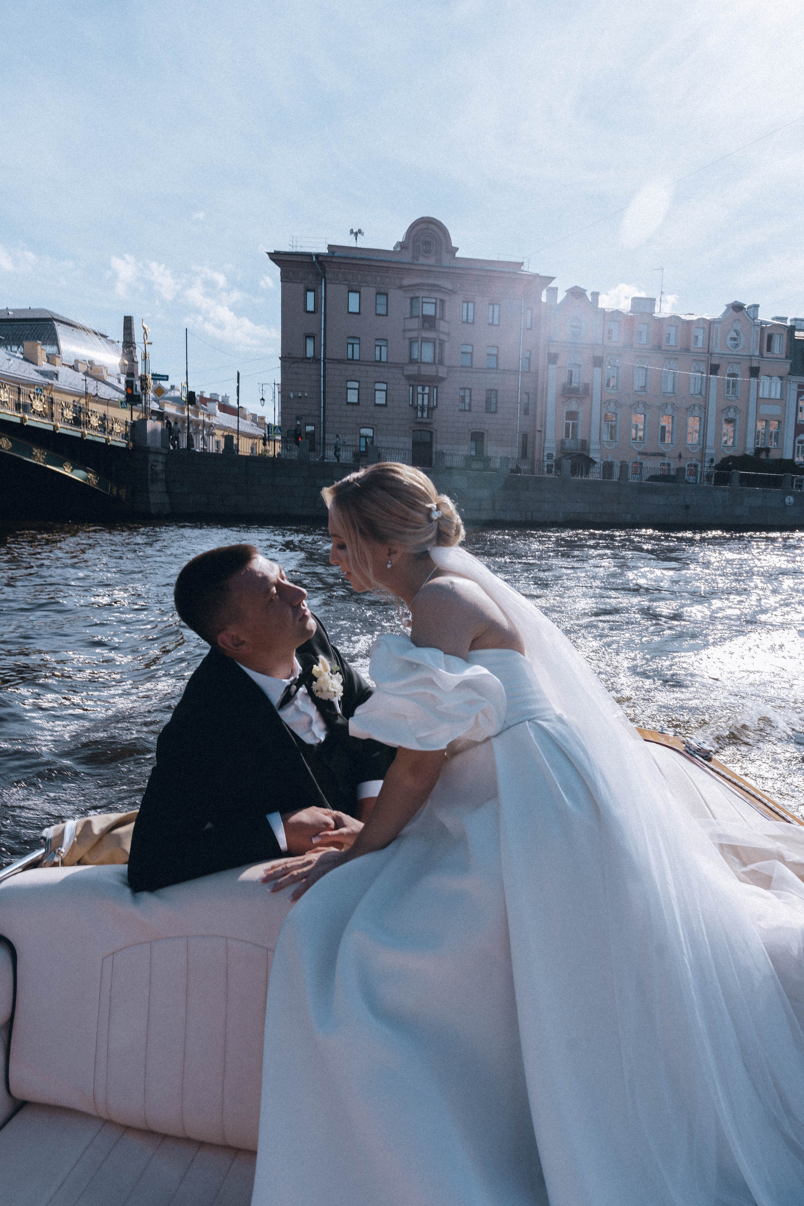 СВАДЕНБНАЯ СЬЕМКА НА КАТЕРЕ ПО КАНАЛАМ САНКТ-ПЕТЕРБУРГА И В АКВАТОРИИ НЕВЫ. Профессиональный фотограф, Санкт-Петербург — Виктория Богомолова
