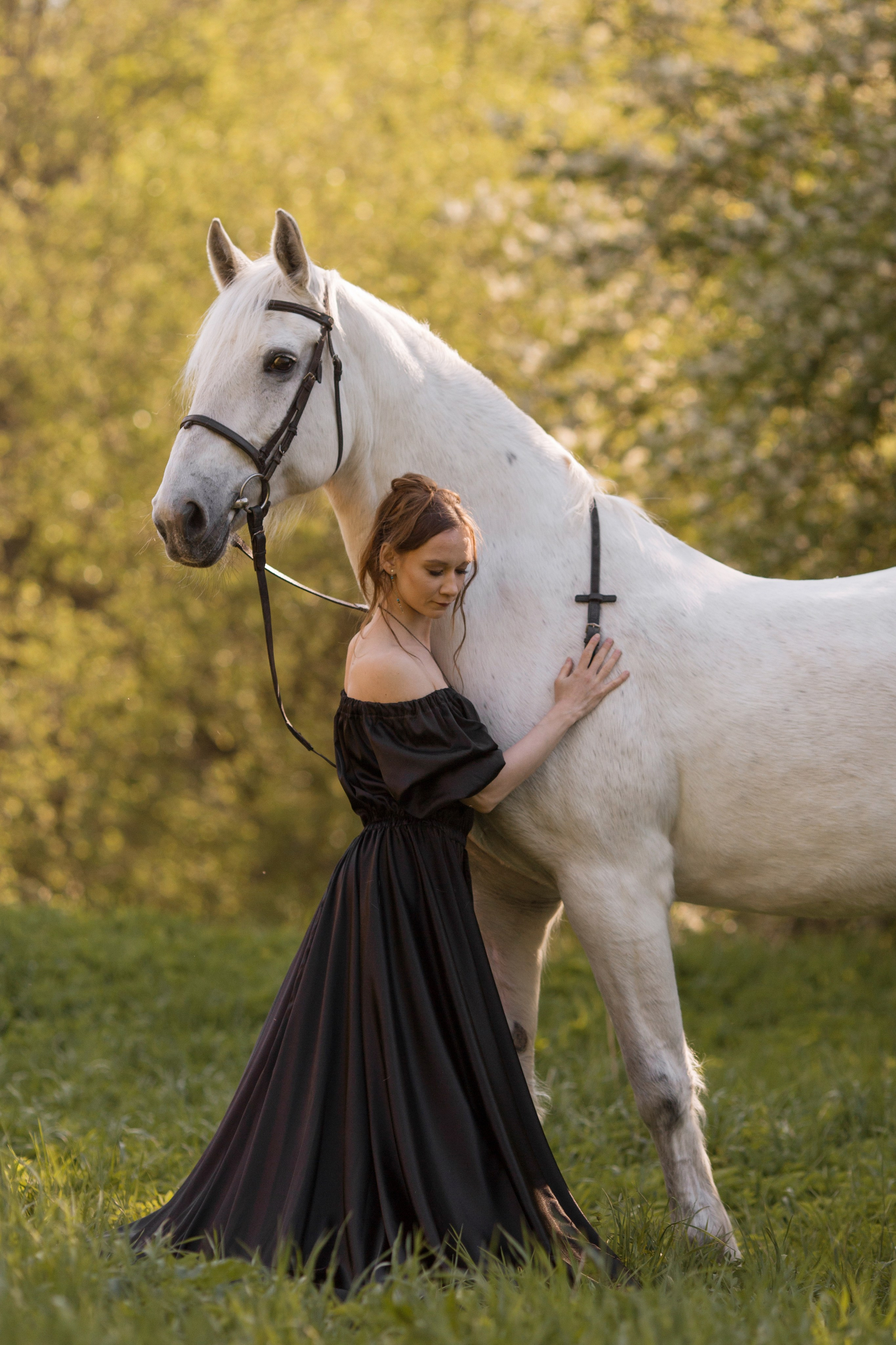 Фотосессия в цветущей черёмухе с лошадью