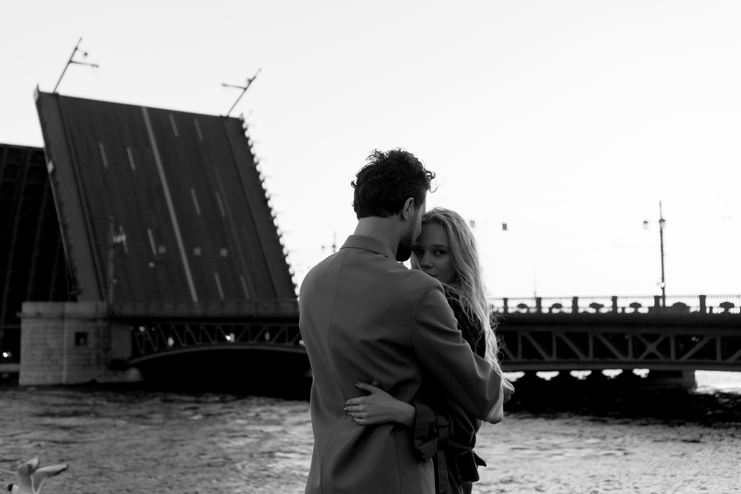 СВАДЕБНАЯ СЬЕМКА ПАРЫ НА РАССВЕТЕ В БЕЛЫЕ НОЧИ И ПРОГУЛКА С РАЗВОДНЫМИ МОСТАМИ И ПИКНИК ВОЗЛЕ ИСАКИЕВСКОГО СОБОРА. Профессиональный фотограф, Санкт-Петербург — Виктория Богомолова