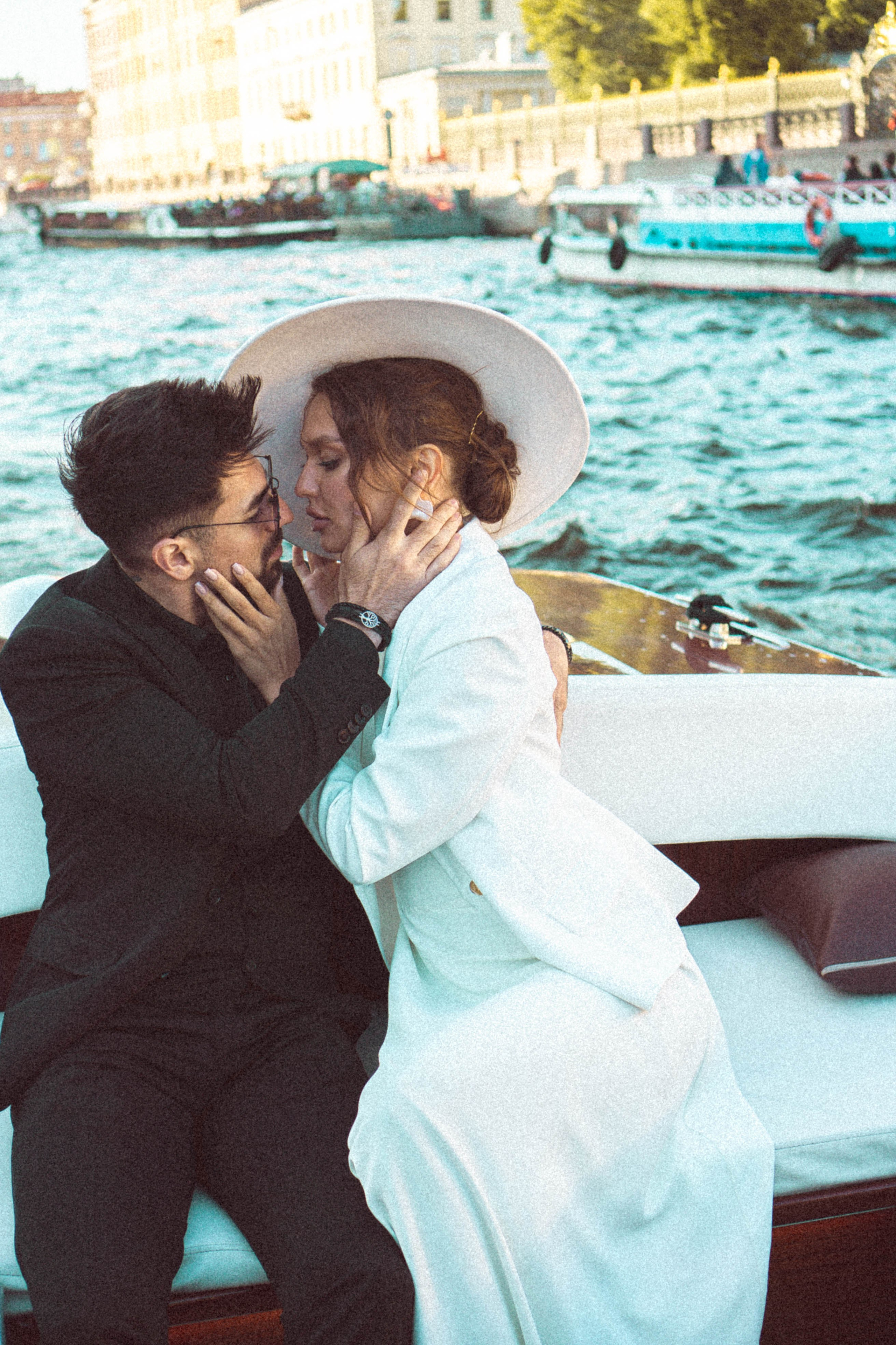 СВАДЕНБНАЯ СЬЕМКА НА КАТЕРЕ ПО КАНАЛАМ САНКТ-ПЕТЕРБУРГА И В АКВАТОРИИ НЕВЫ. Профессиональный фотограф, Санкт-Петербург — Виктория Богомолова