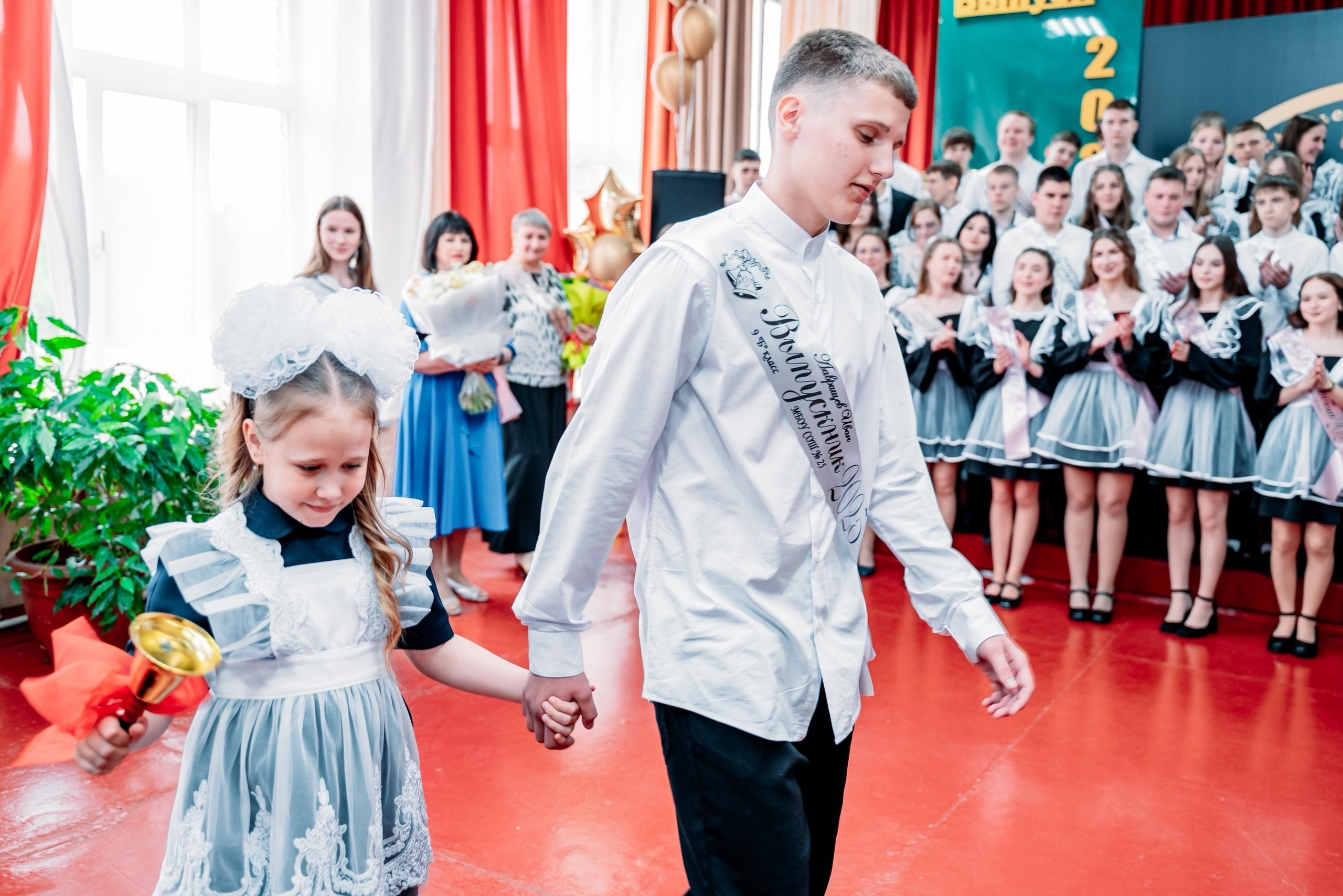 Последний звонок 2025 школа 25. Фотограф Алёна Царькова. Киселевск