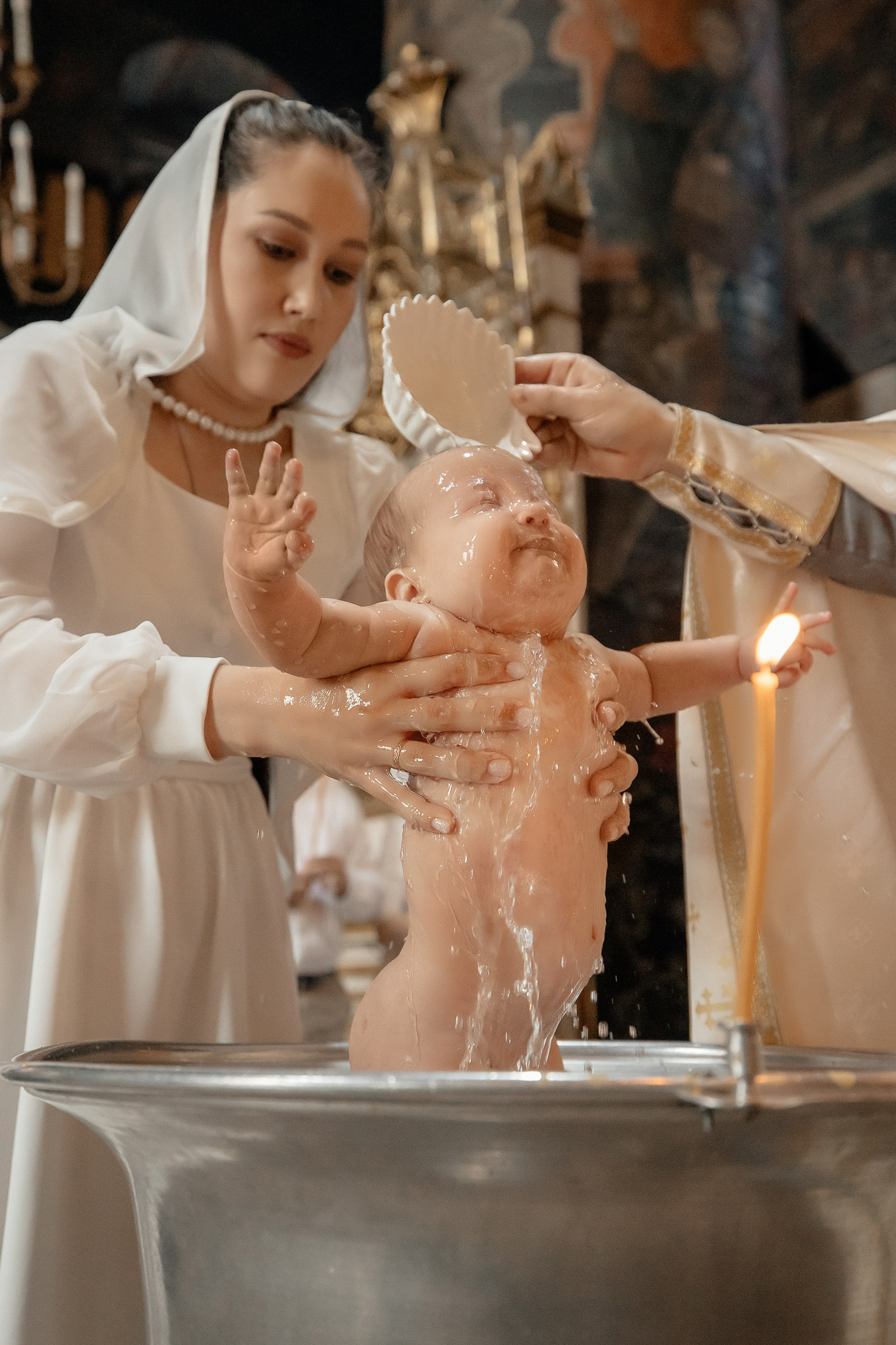 Фотографии момента погружения в купель (Таинство крещения). Moscow_CPC